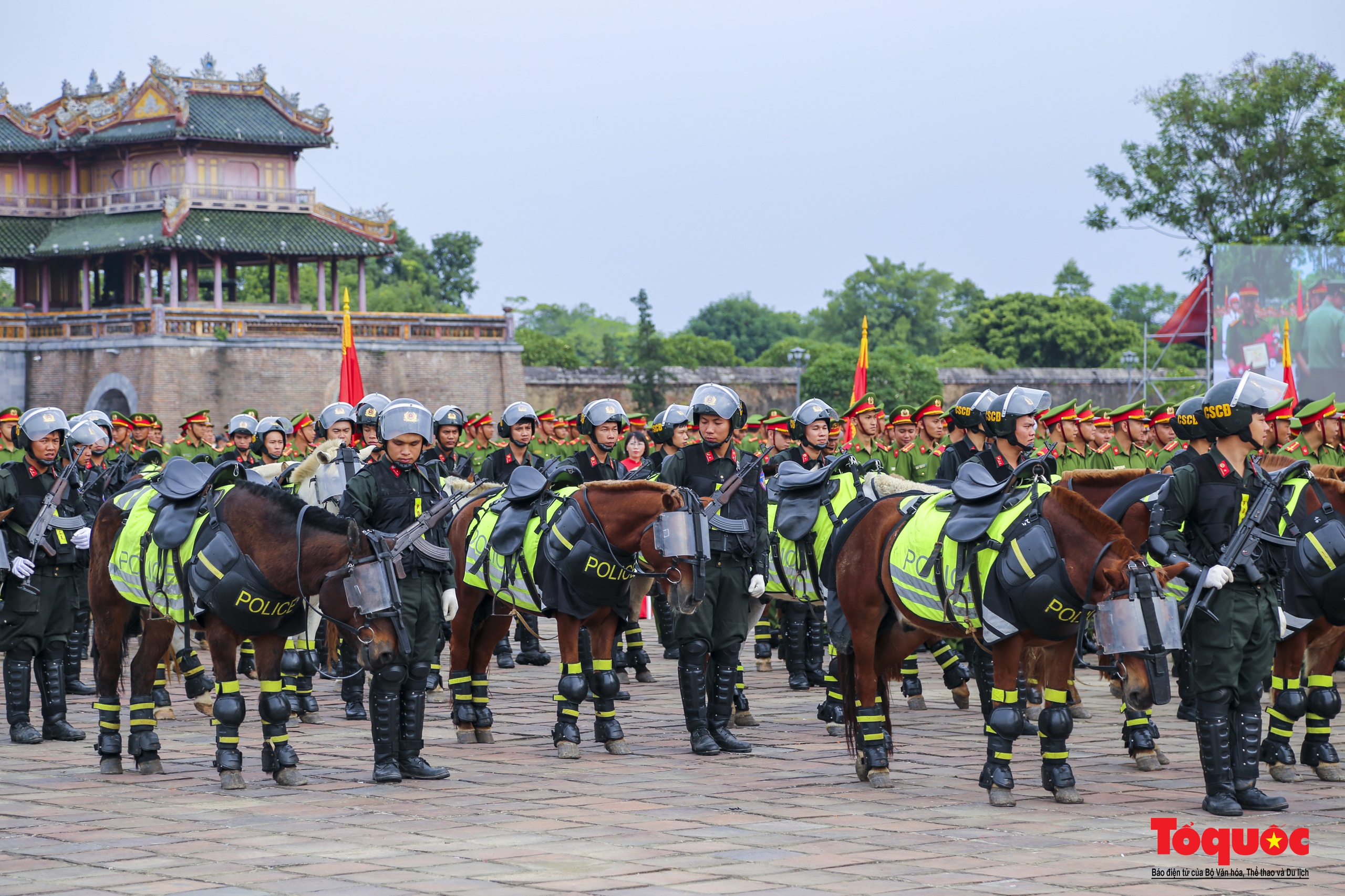 Du khách hào hứng xem chiến sĩ Công an biểu diễn võ thuật, nổ súng trấn áp tội phạm - Ảnh 4.