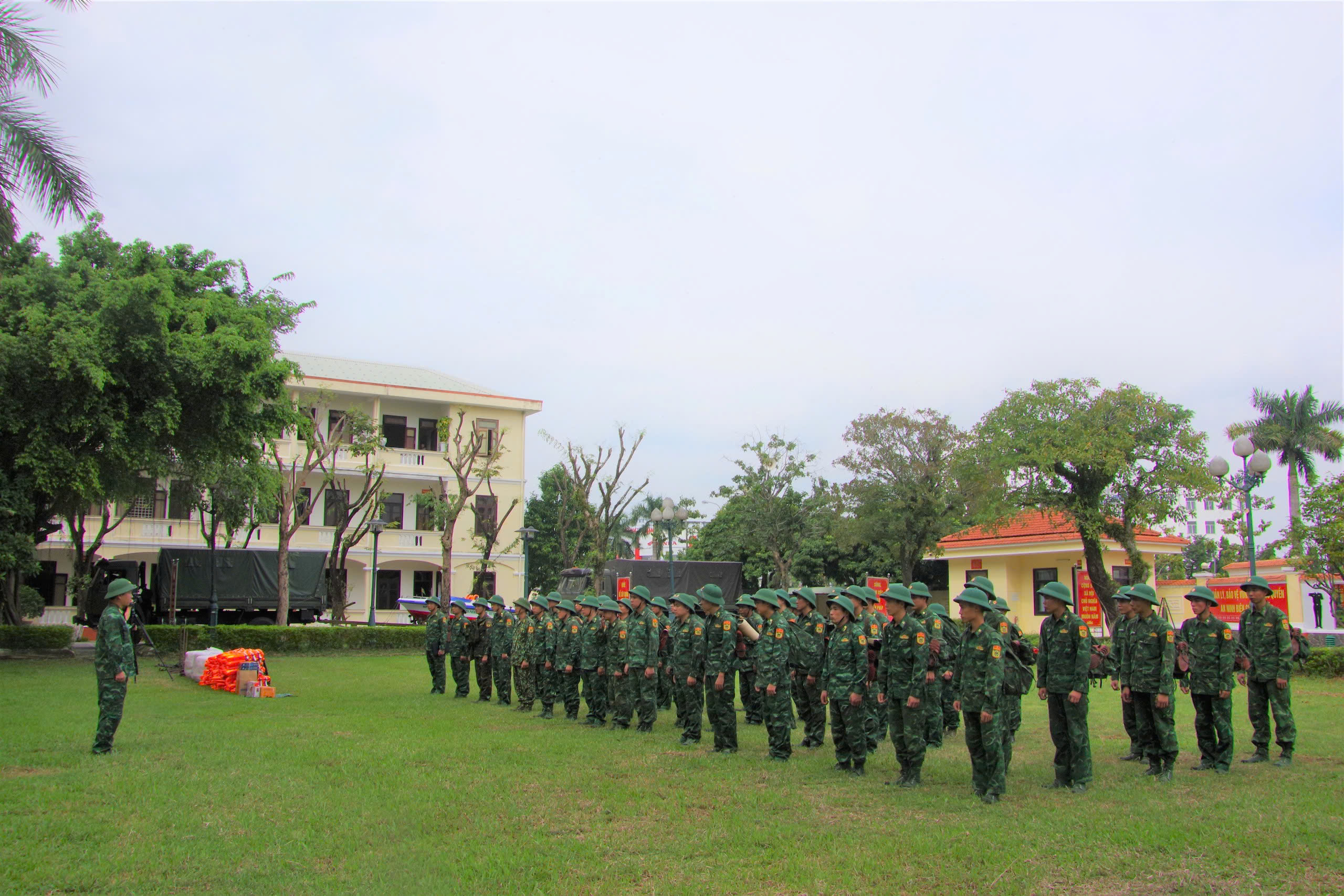 Hình ảnh Bộ đội Biên phòng giúp dân vùng biên giới, vùng biển ứng phó bão Trà Mi - Ảnh 1.