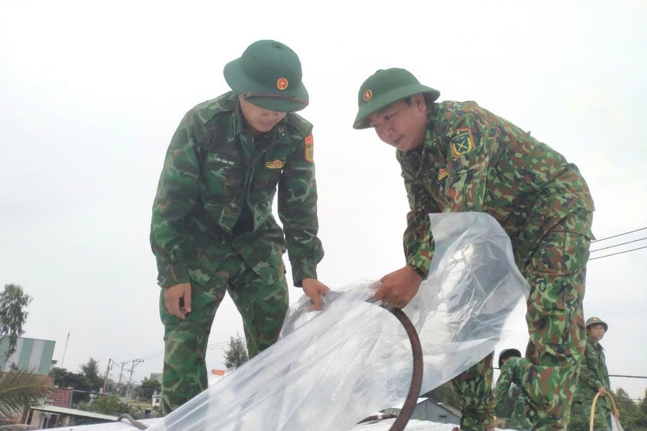 Hình ảnh Bộ đội Biên phòng giúp dân vùng biên giới, vùng biển ứng phó bão Trà Mi - Ảnh 4.