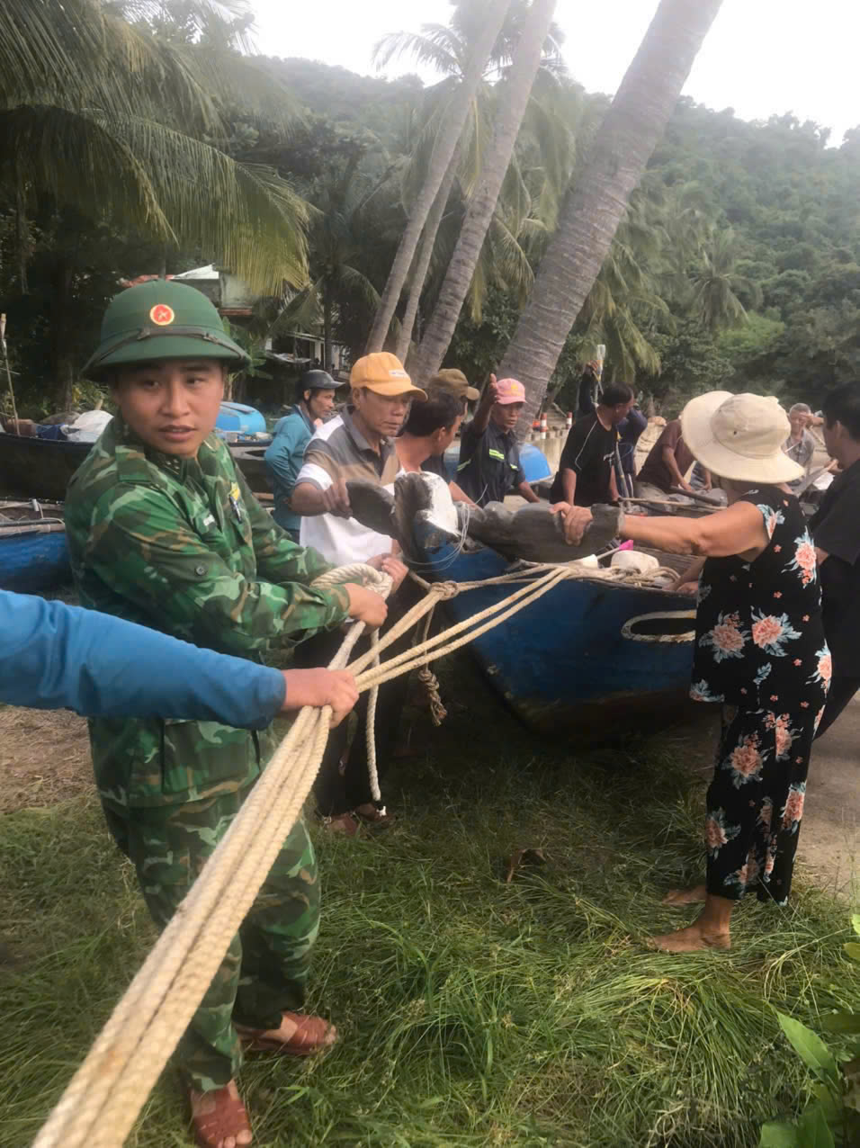 Hình ảnh Bộ đội Biên phòng giúp dân vùng biên giới, vùng biển ứng phó bão Trà Mi - Ảnh 9.