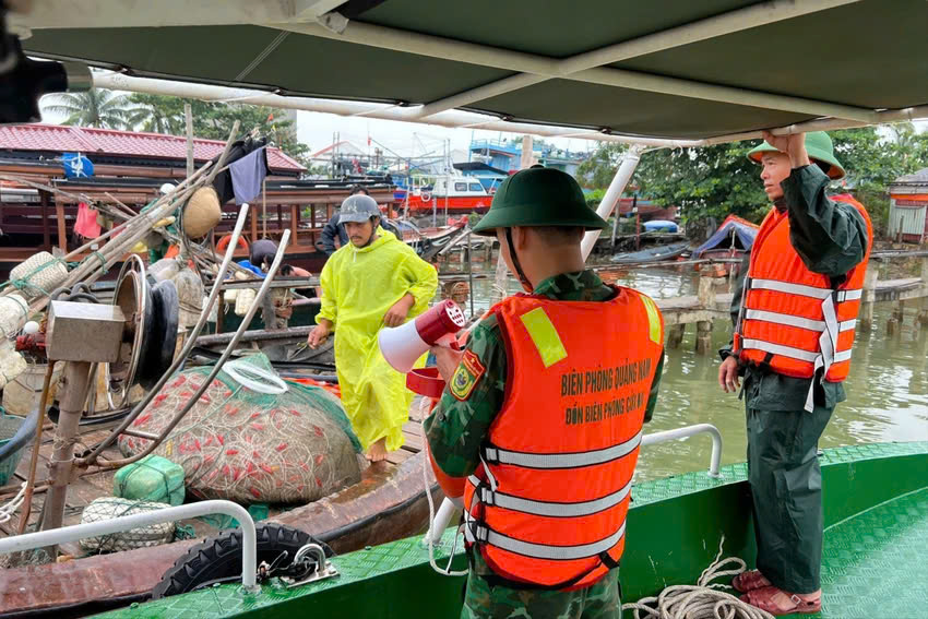 Hình ảnh Bộ đội Biên phòng giúp dân vùng biên giới, vùng biển ứng phó bão Trà Mi - Ảnh 11.