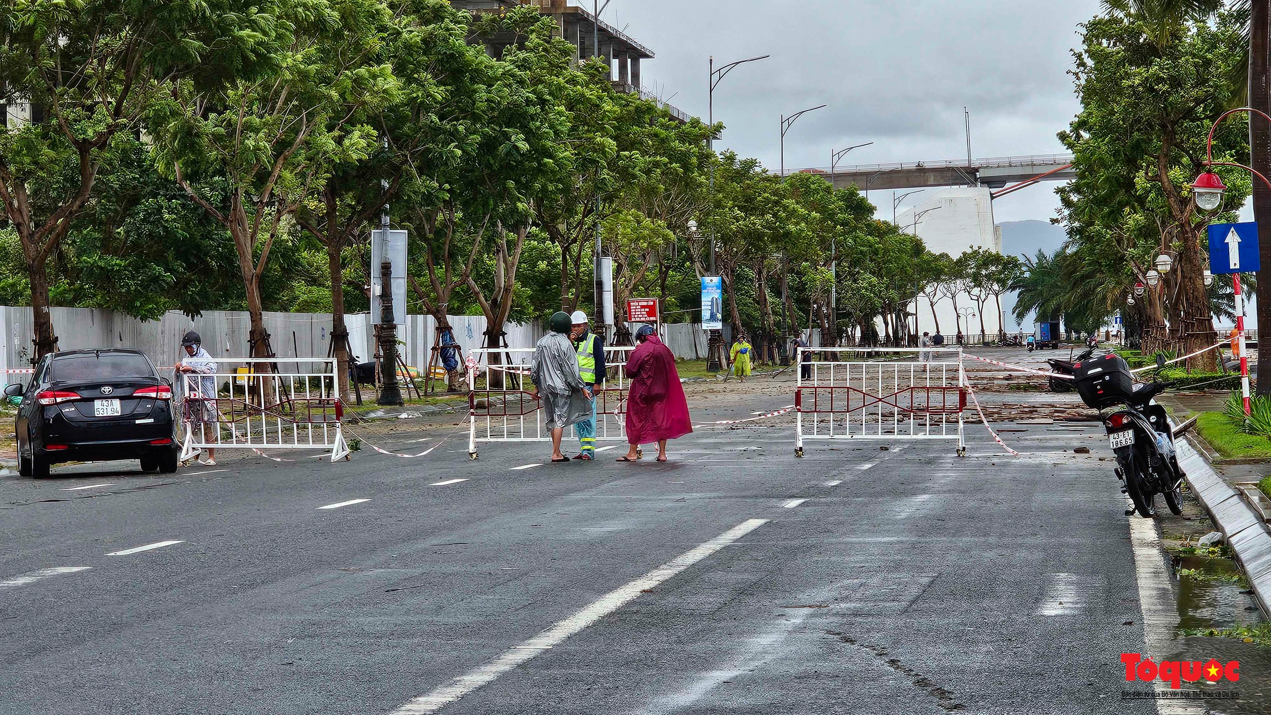 Bão Trà Mi: Vỉa hè ven sông Hàn bị sóng đánh tơi tả - Ảnh 1.