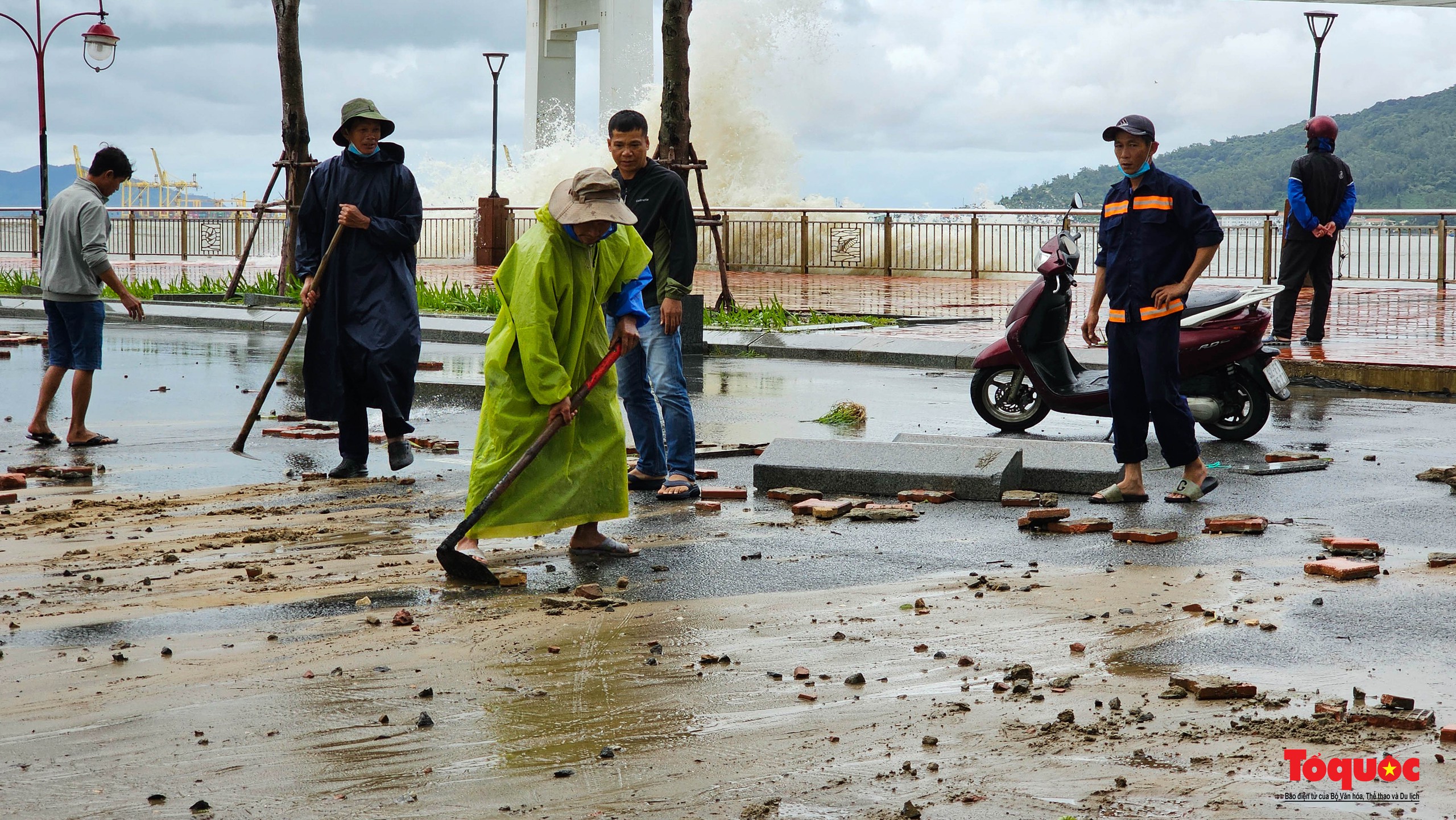 Bão Trà Mi: Vỉa hè ven sông Hàn bị sóng đánh tơi tả - Ảnh 16.