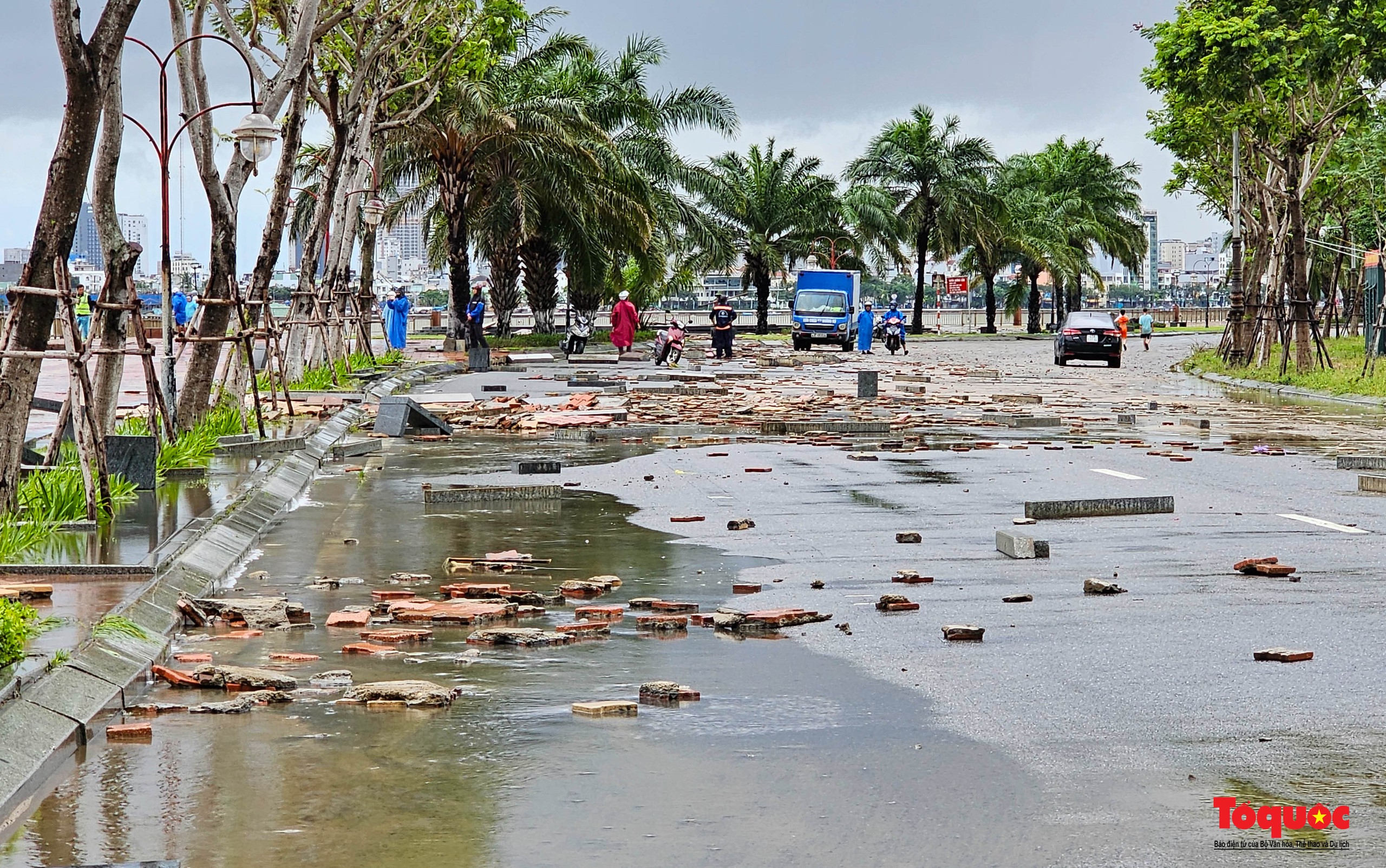 Bão Trà Mi: Vỉa hè ven sông Hàn bị sóng đánh tơi tả - Ảnh 17.