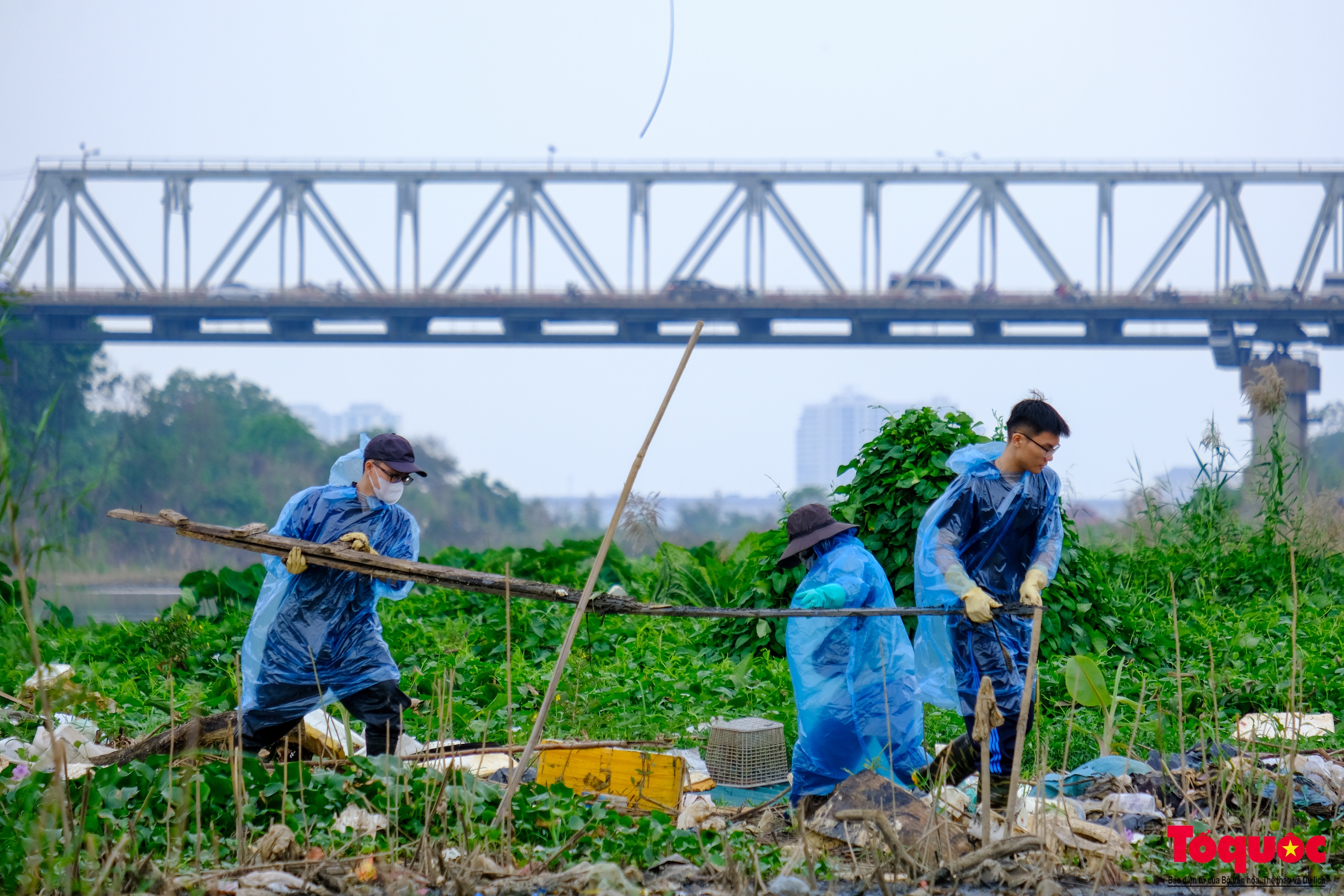 Hàng trăm tình nguyện viên đội mưa dọn rác, trả lại môi trường xanh cho sông Hồng - Ảnh 19.