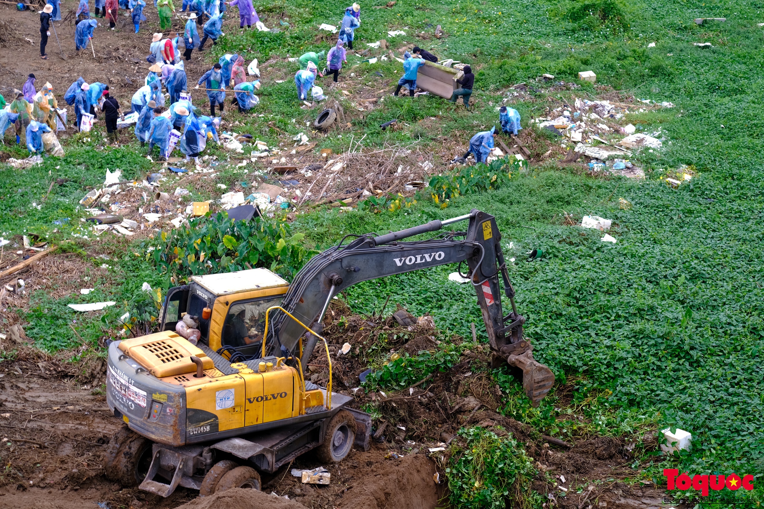 Hàng trăm tình nguyện viên đội mưa dọn rác, trả lại môi trường xanh cho sông Hồng - Ảnh 13.