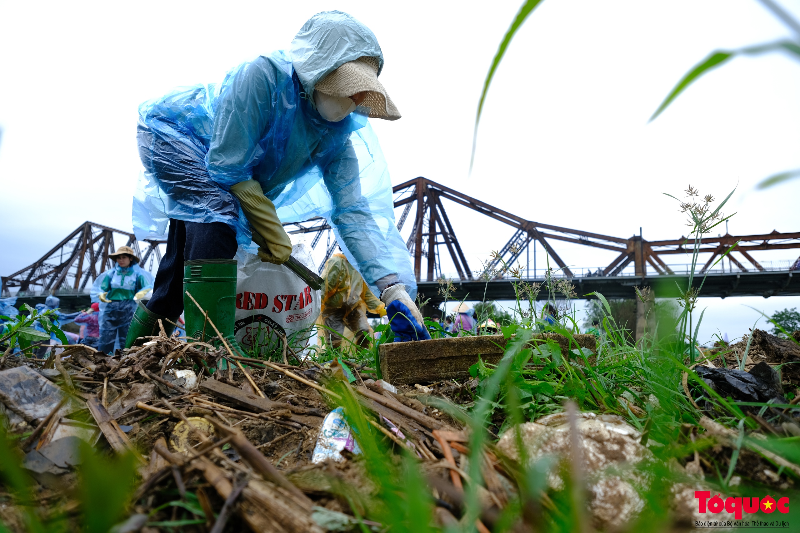 Hàng trăm tình nguyện viên đội mưa dọn rác, trả lại môi trường xanh cho sông Hồng - Ảnh 7.