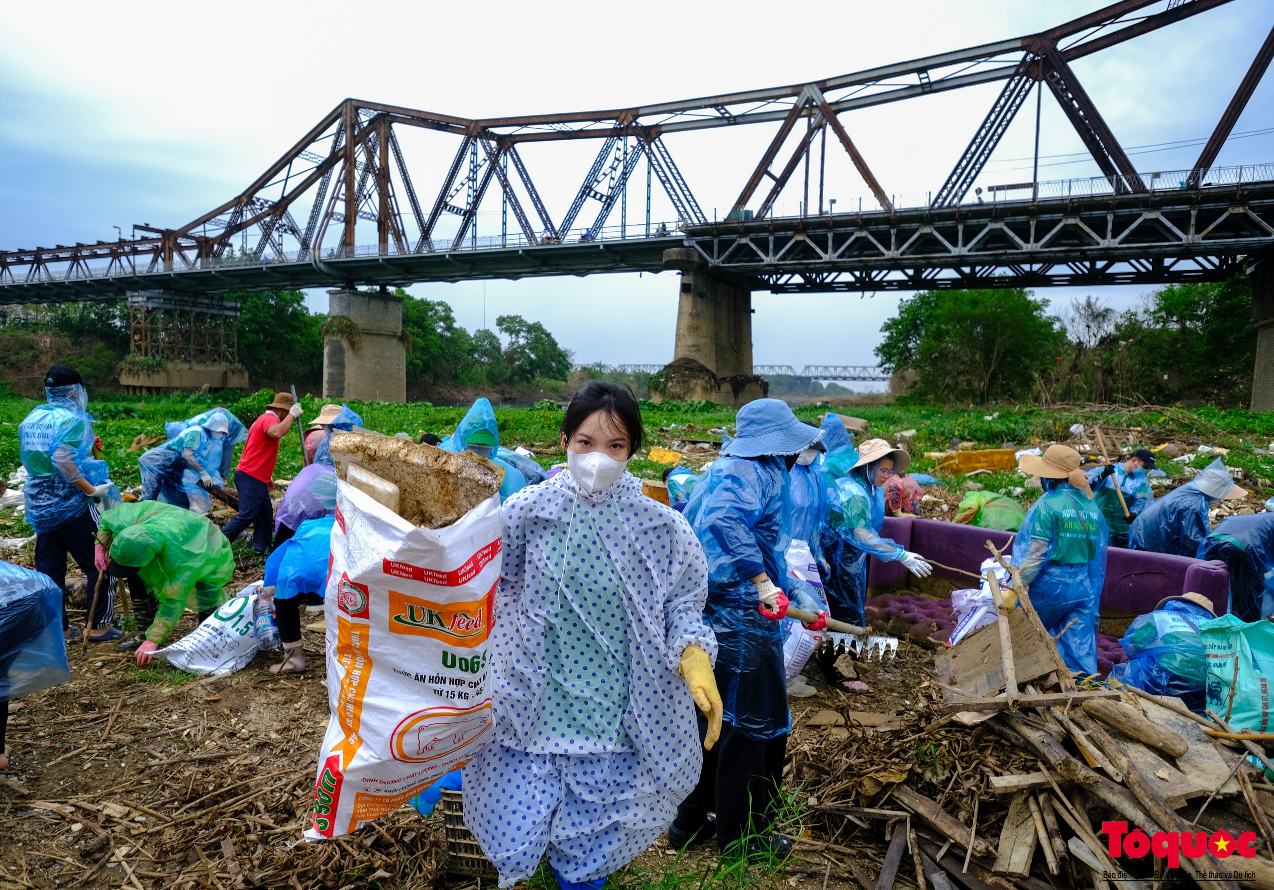 Hàng trăm tình nguyện viên đội mưa dọn rác, trả lại môi trường xanh cho sông Hồng - Ảnh 5.