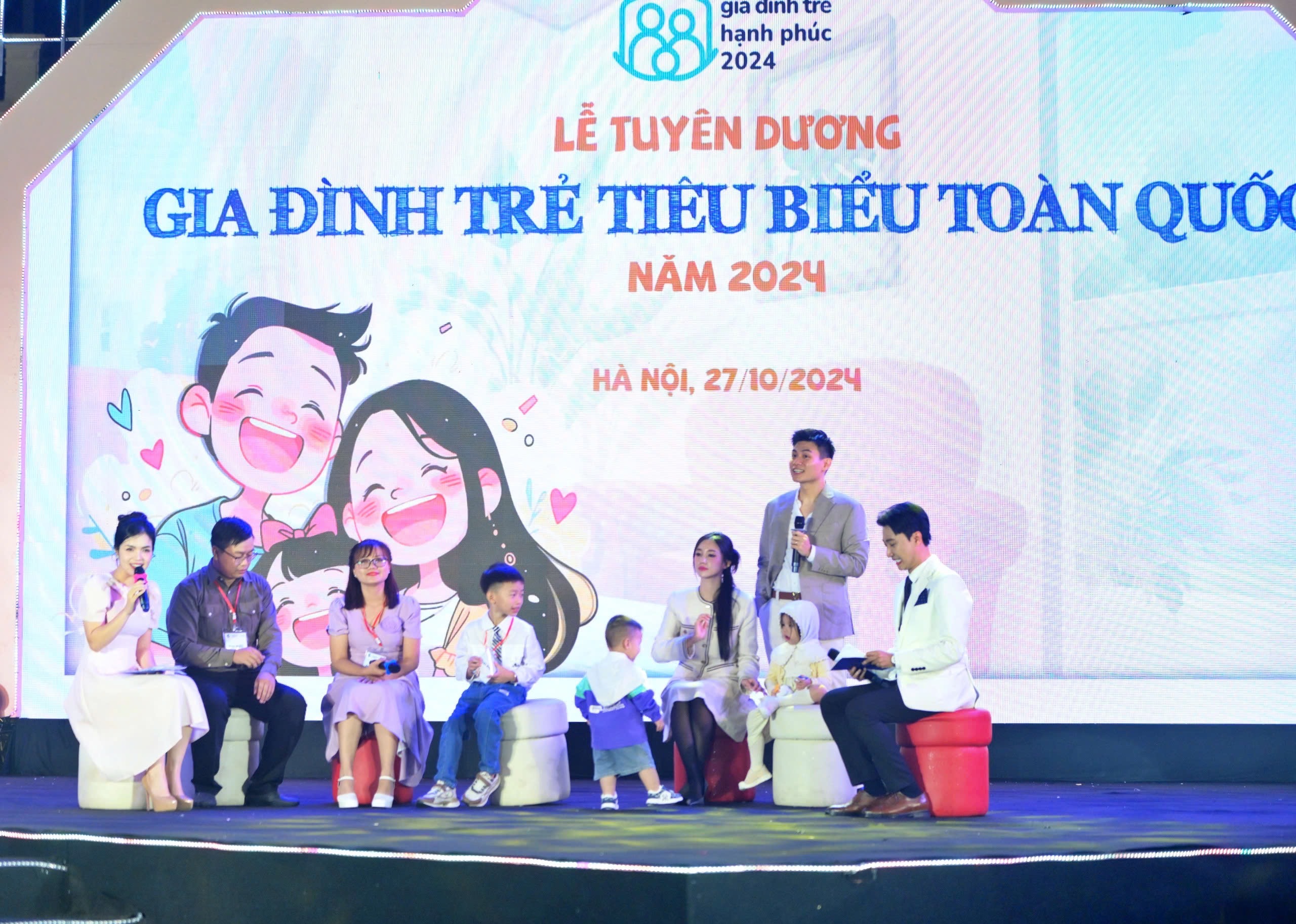 Tuyên dương 10 gia đình trẻ hạnh phúc năm 2024 - Ảnh 4. Tuyên dương 10 gia đình trẻ hạnh phúc năm 2024 - Ảnh 4.