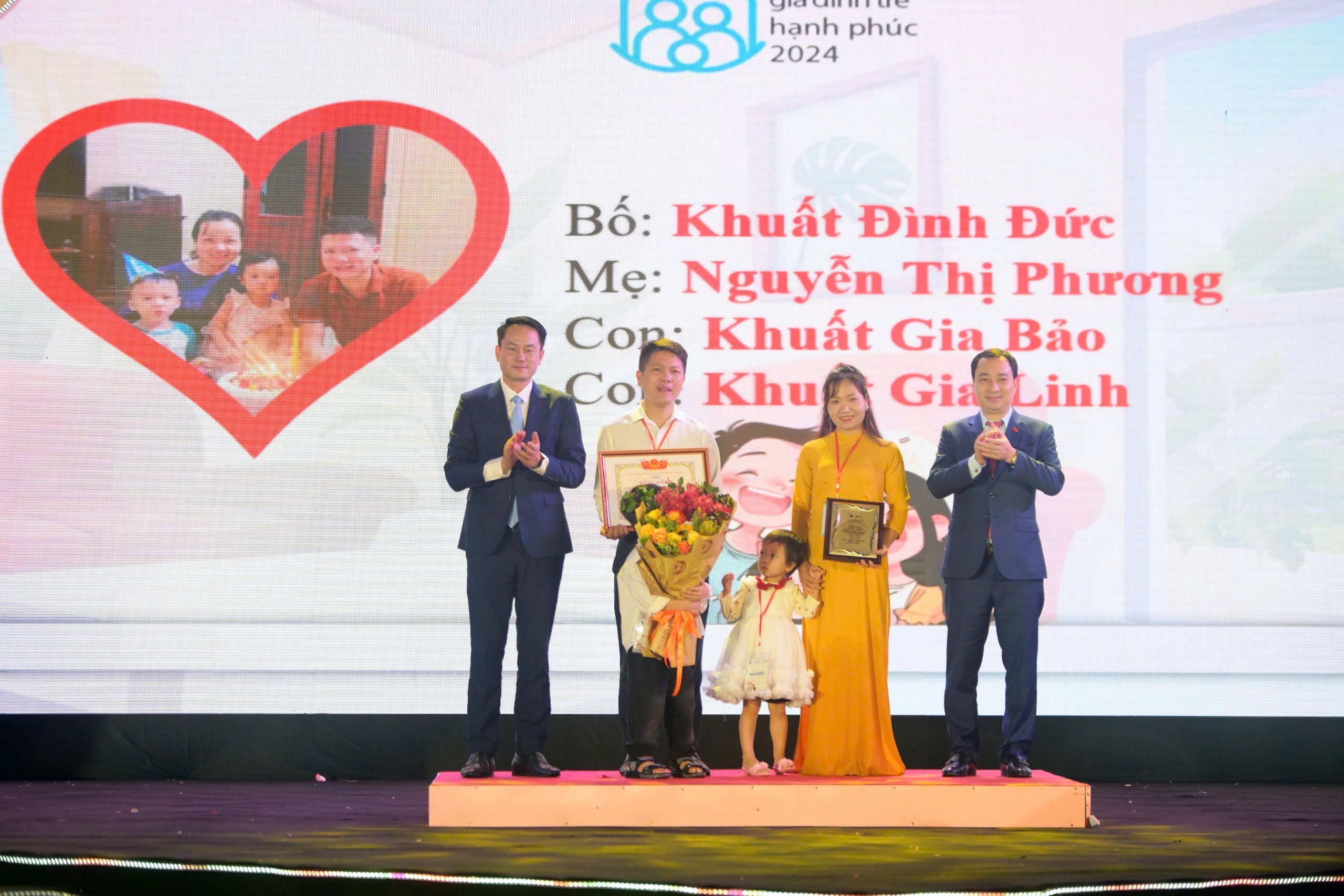 Tuyên dương 10 gia đình trẻ hạnh phúc năm 2024 - Ảnh 2. Tuyên dương 10 gia đình trẻ hạnh phúc năm 2024 - Ảnh 2.