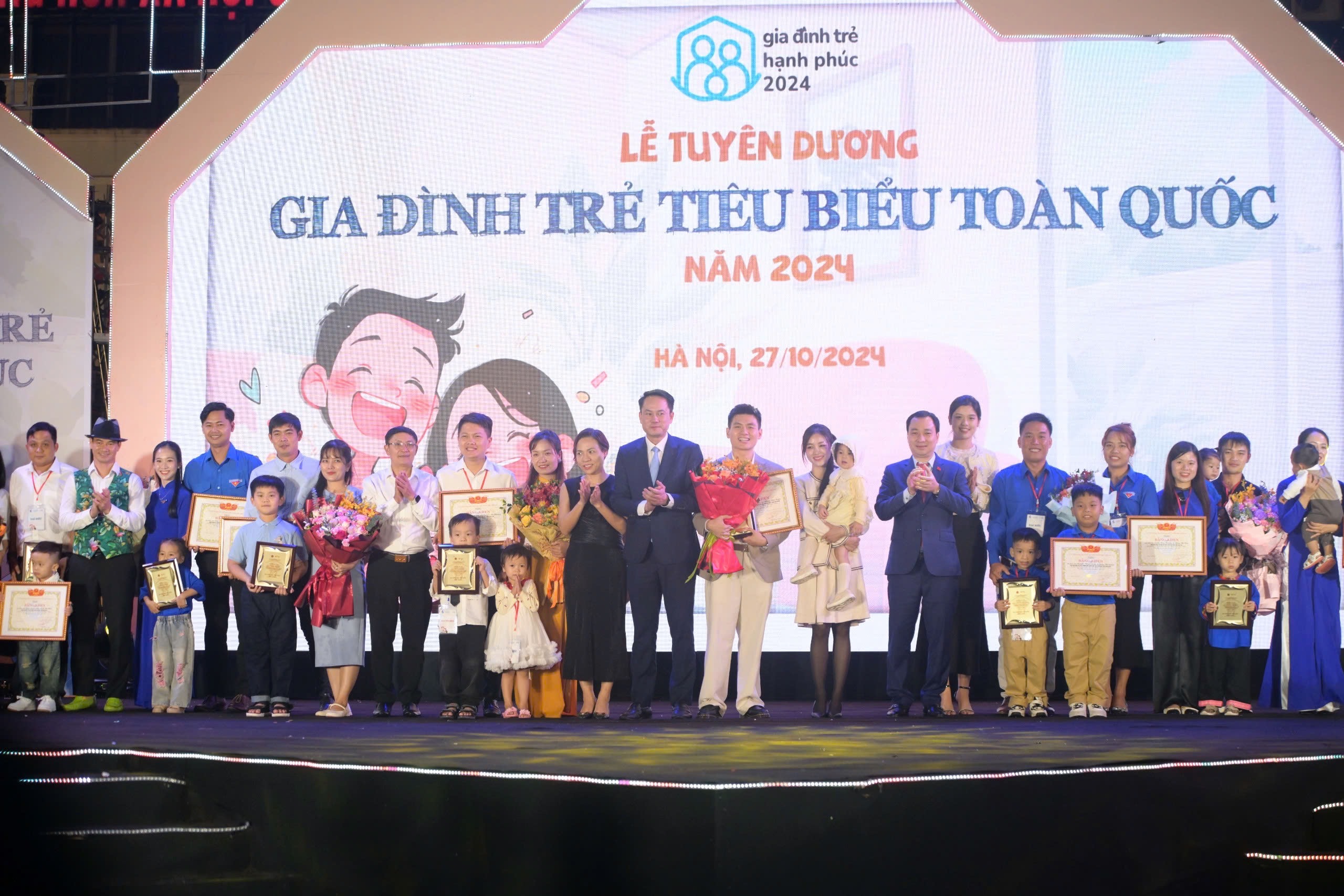 Tuyên dương 10 gia đình trẻ hạnh phúc năm 2024 - Ảnh 1. Tuyên dương 10 gia đình trẻ hạnh phúc năm 2024 - Ảnh 1.