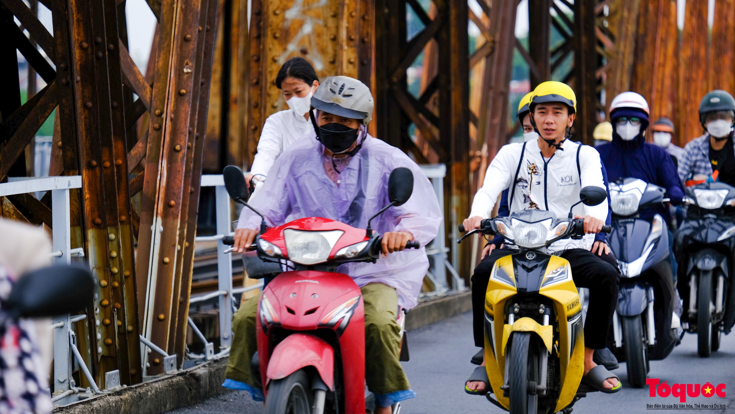 Hà Nội: Người dân đón gió lạnh đầu mùa - Ảnh 3.