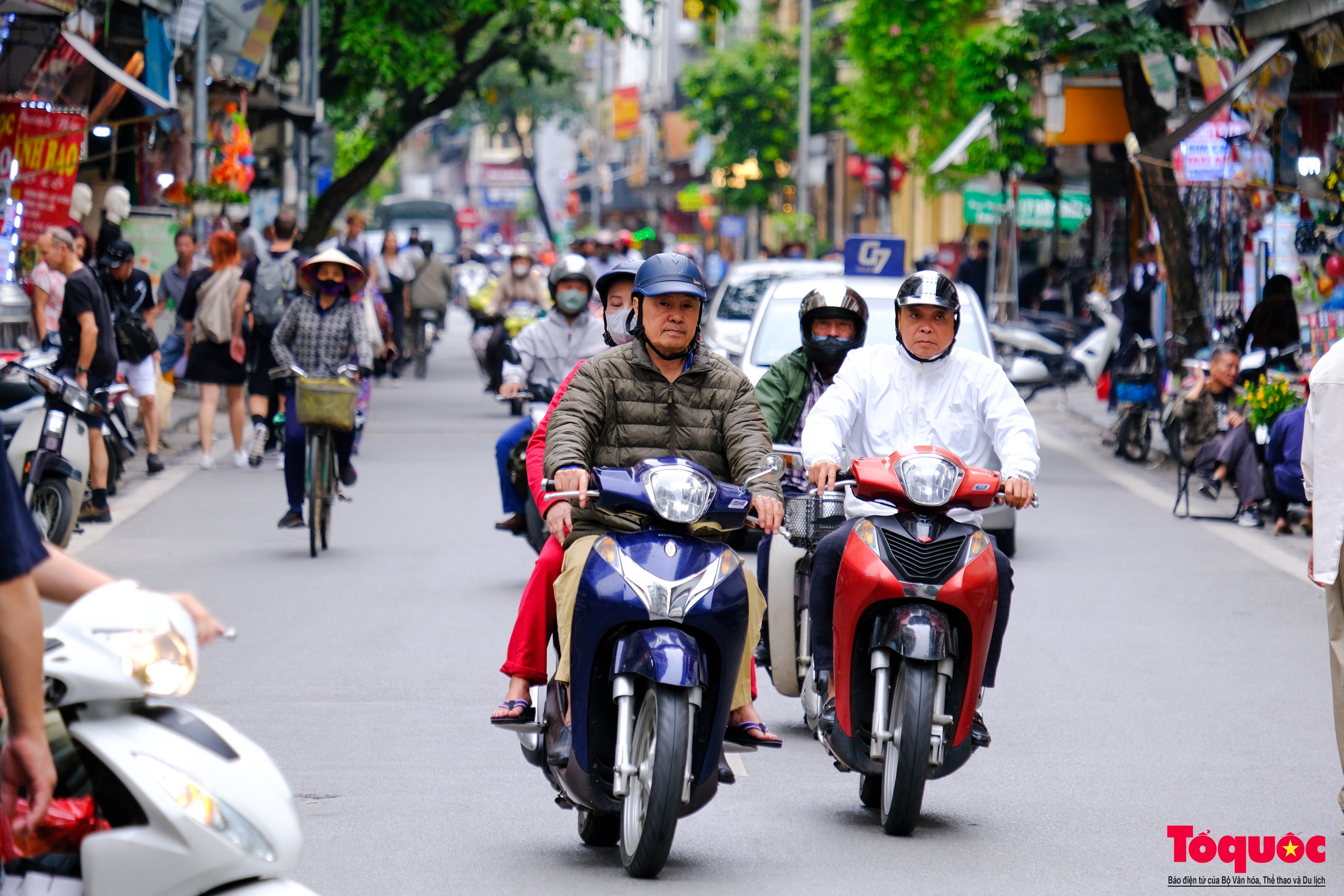 Hà Nội: Người dân đón gió lạnh đầu mùa - Ảnh 1.