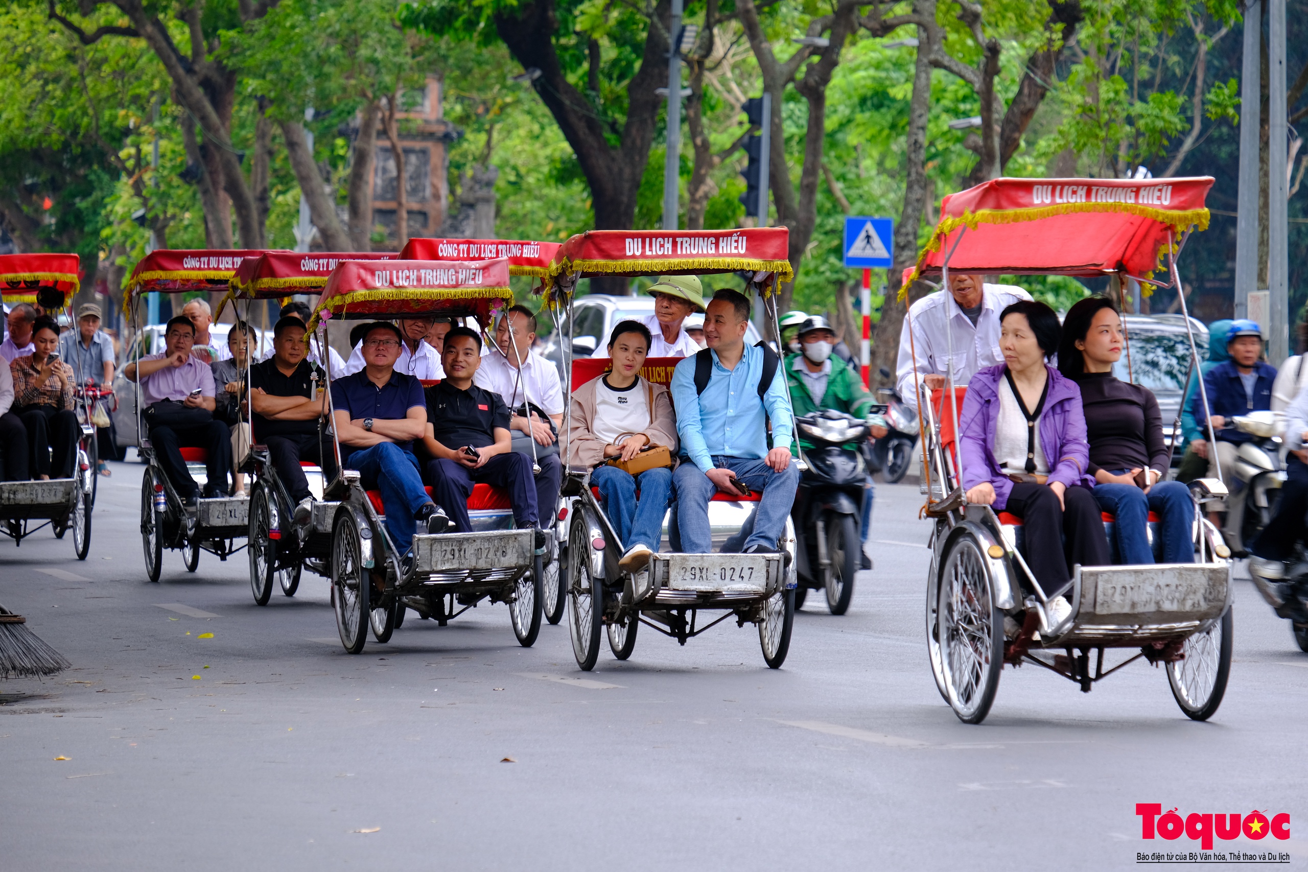 Hà Nội: Người dân đón gió lạnh đầu mùa - Ảnh 9.