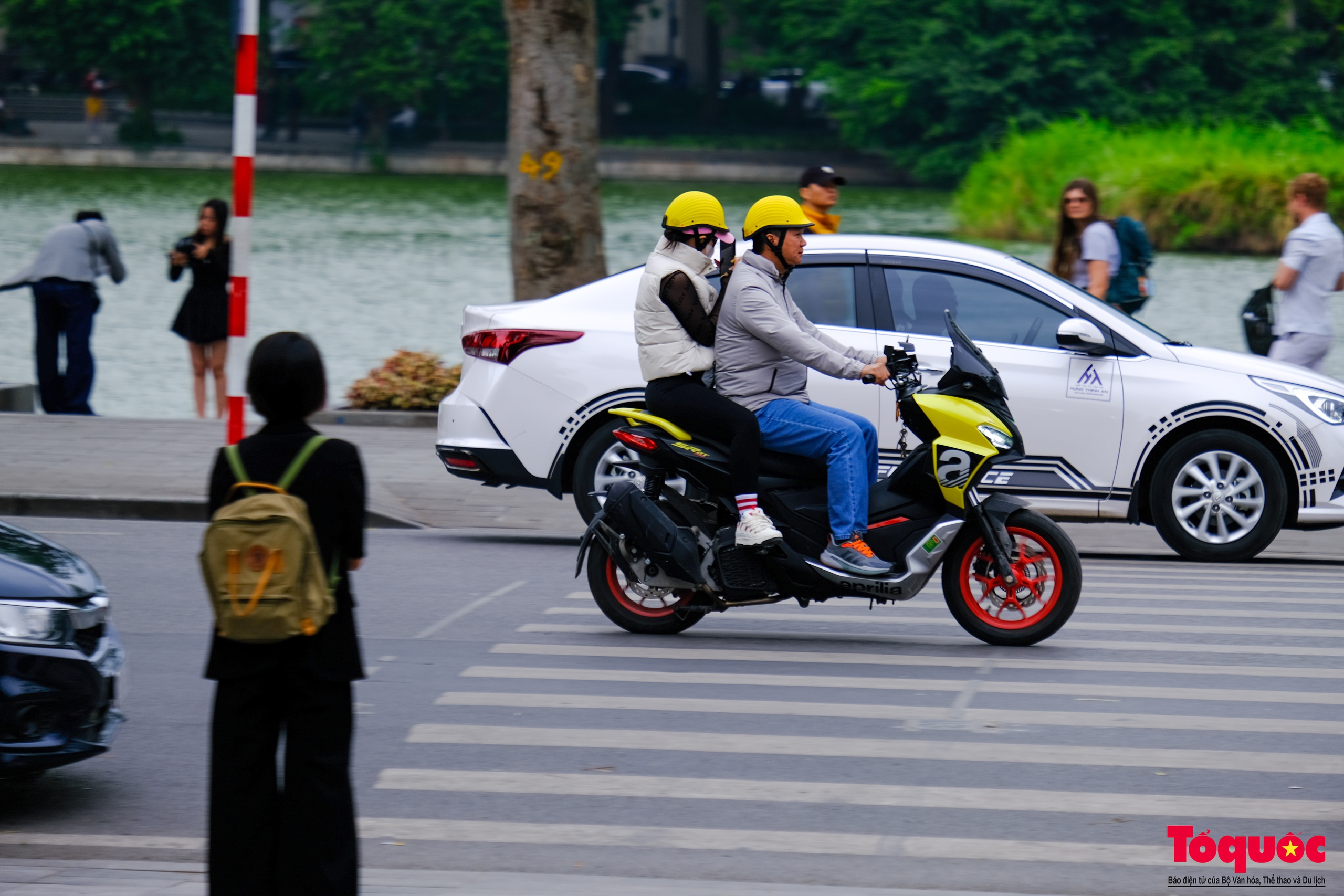 Hà Nội: Người dân đón gió lạnh đầu mùa - Ảnh 11.