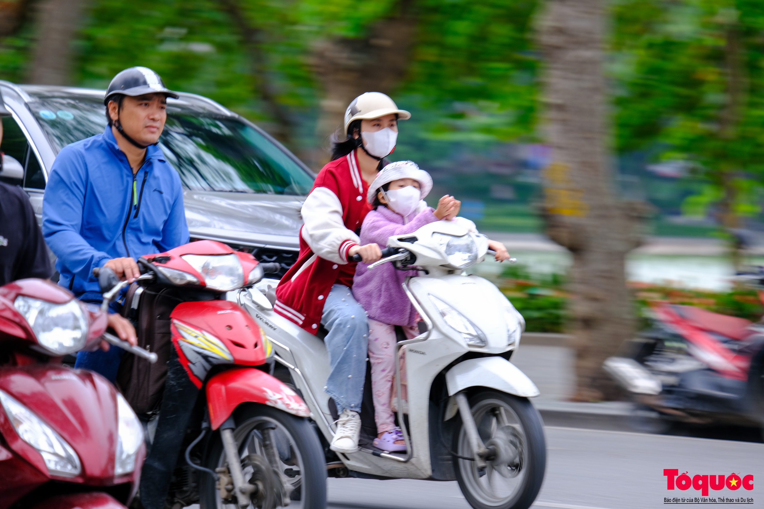 Hà Nội: Người dân đón gió lạnh đầu mùa - Ảnh 5.