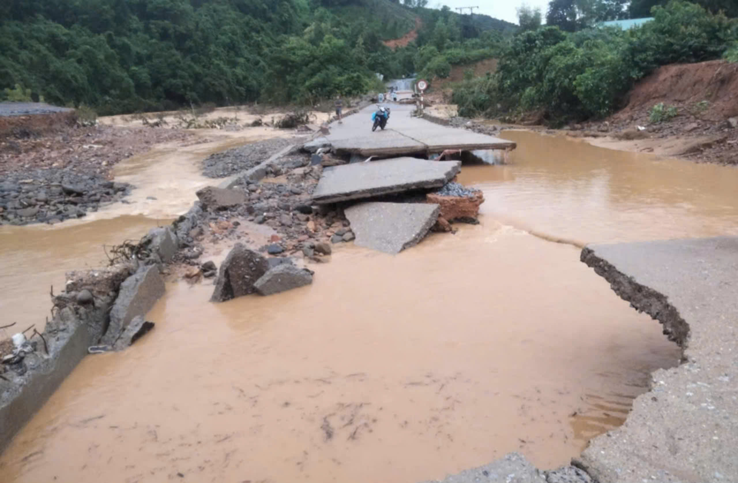 کوانگ تری: بیش از ۱۸۰۰۰ دانشآموز به دلیل سیل از مدرسه غایب هستند - عکس ۱. Quảng Trị: Hơn 18.000 học sinh nghỉ học do mưa lũ - Ảnh 1.