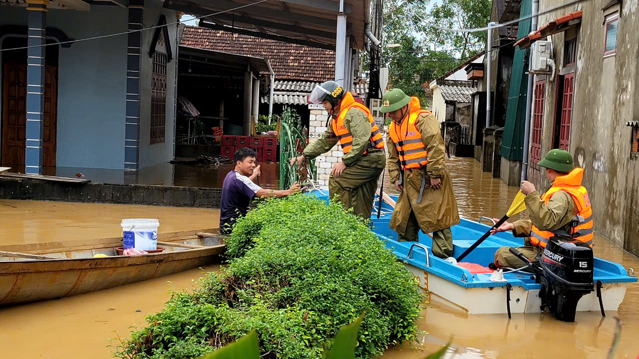Lực lượng công an các địa phương hỗ trợ người dân vùng lũ