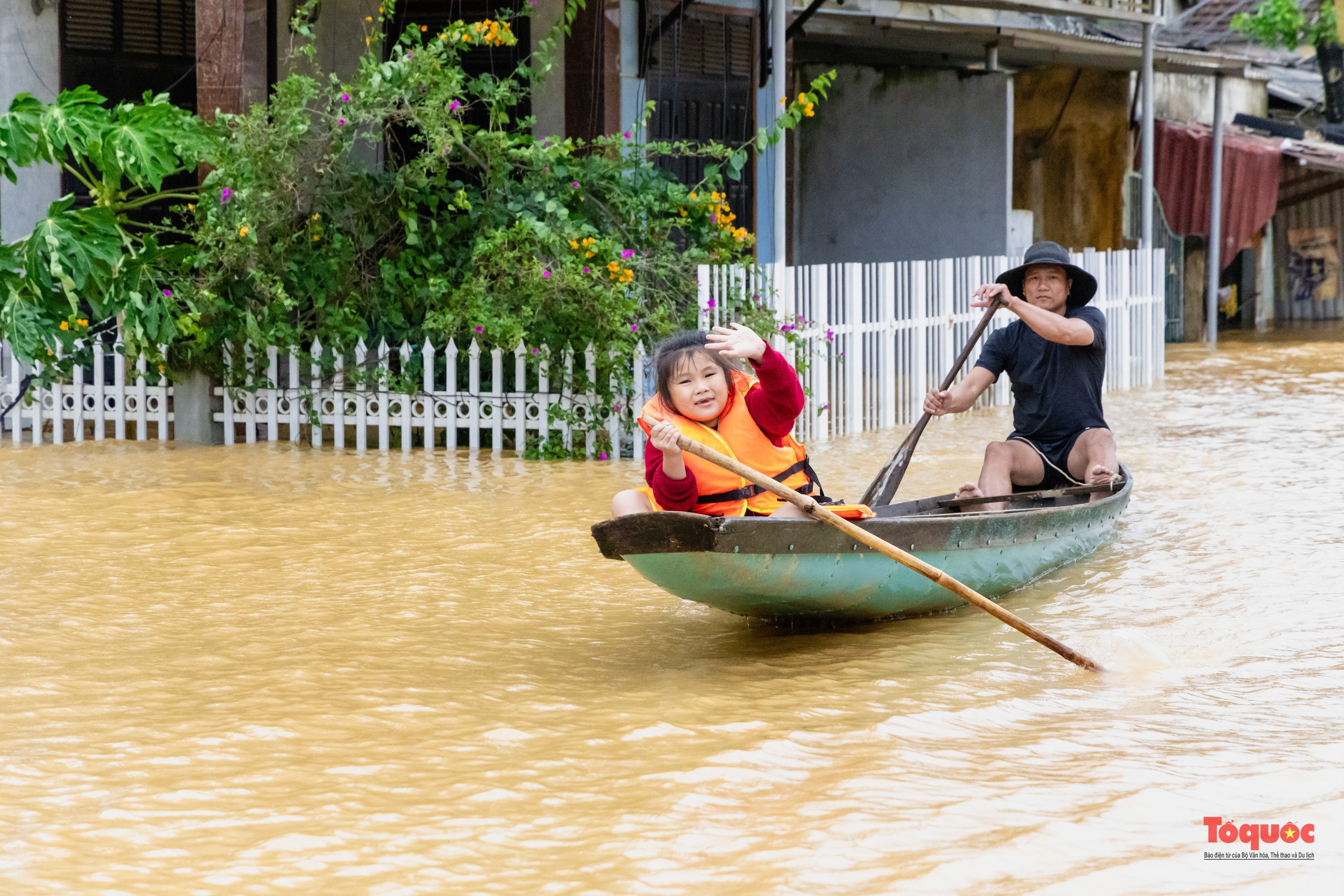 Cảnh cuộc sống của người dân vùng lũ Quảng Bình - Ảnh 8.