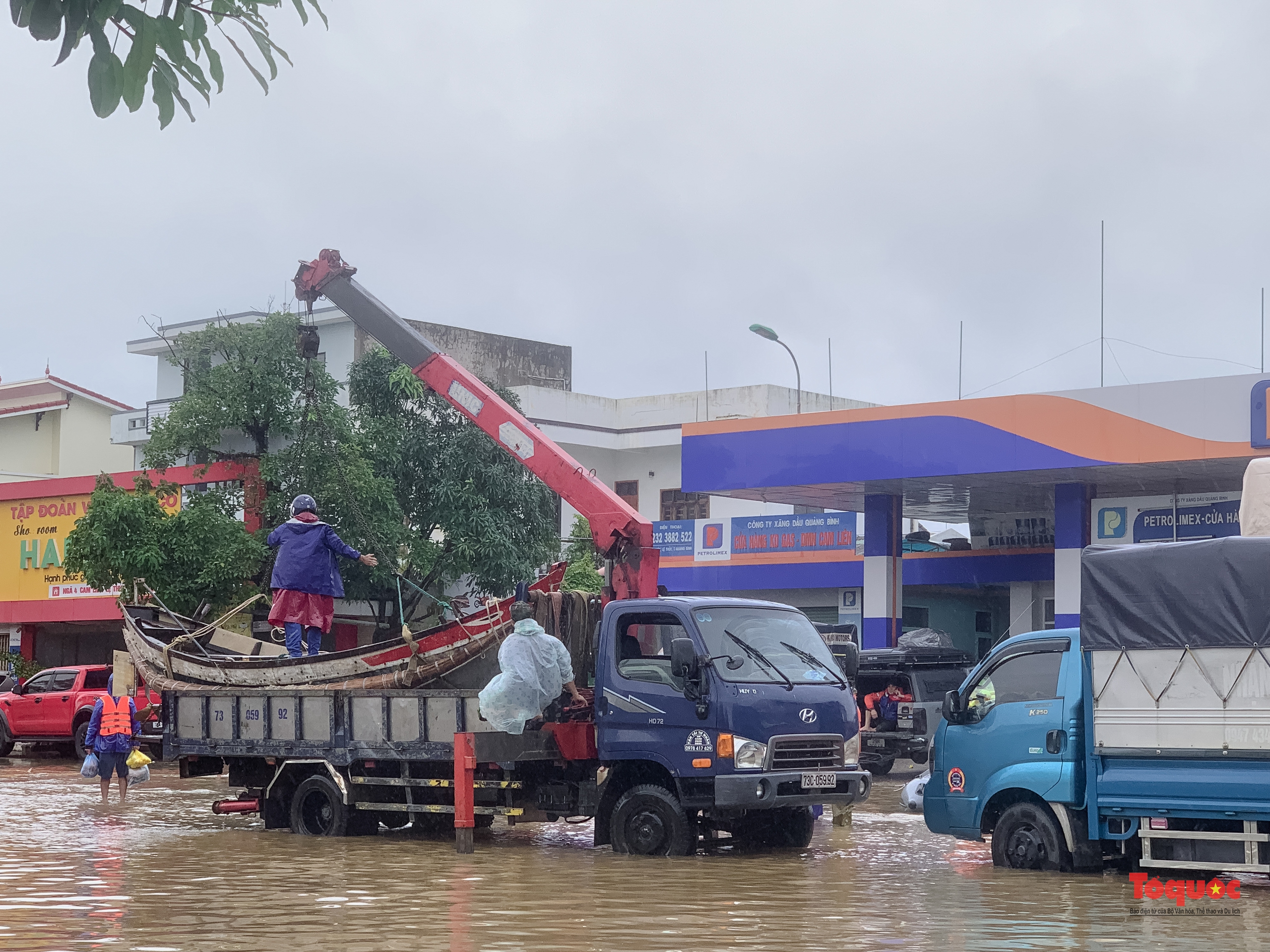 Quảng Bình: Ứng cứu người dân vùng lũ - Ảnh 5.