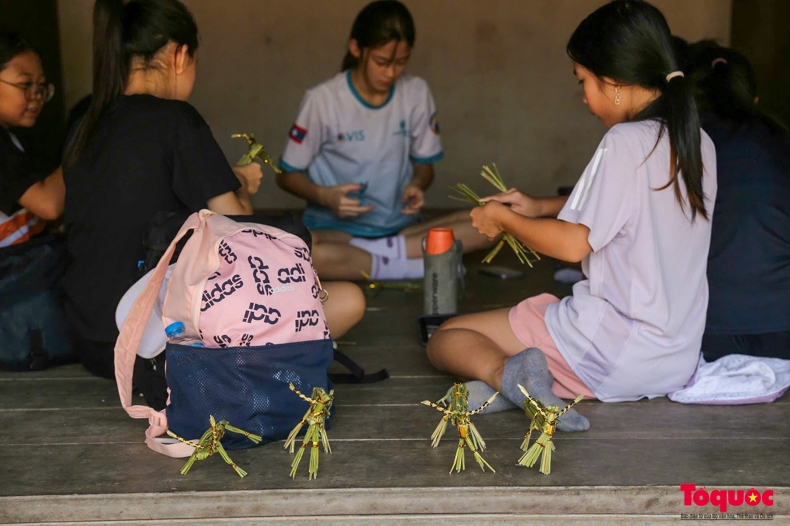 Nghệ nhân làng cổ Đường Lâm biến rơm, rạ thành sản phẩm du lịch hấp dẫn - Ảnh 7.