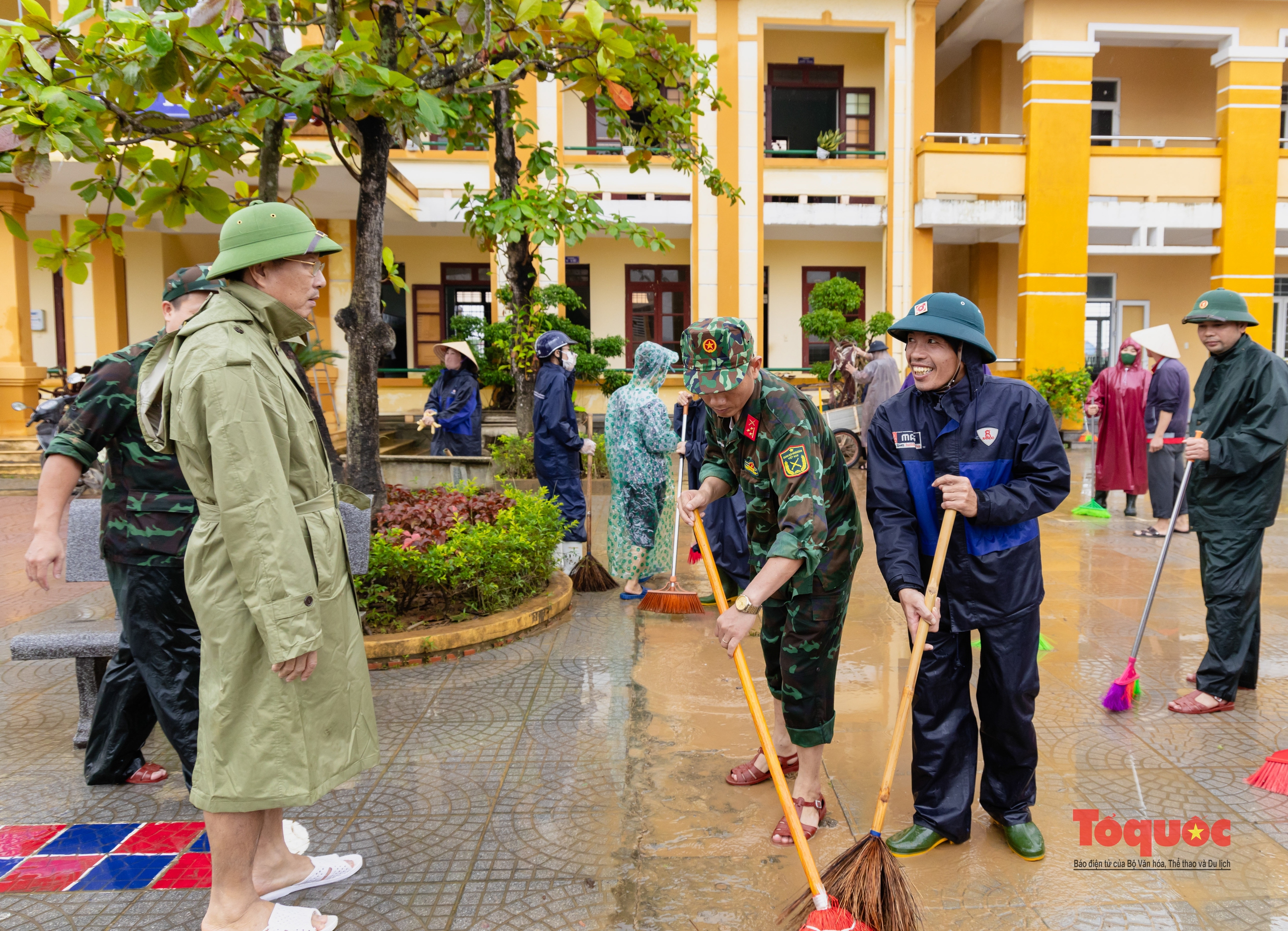 Quảng Bình: Trường học tổng lực dọn vệ sinh sau lũ - Ảnh 2.