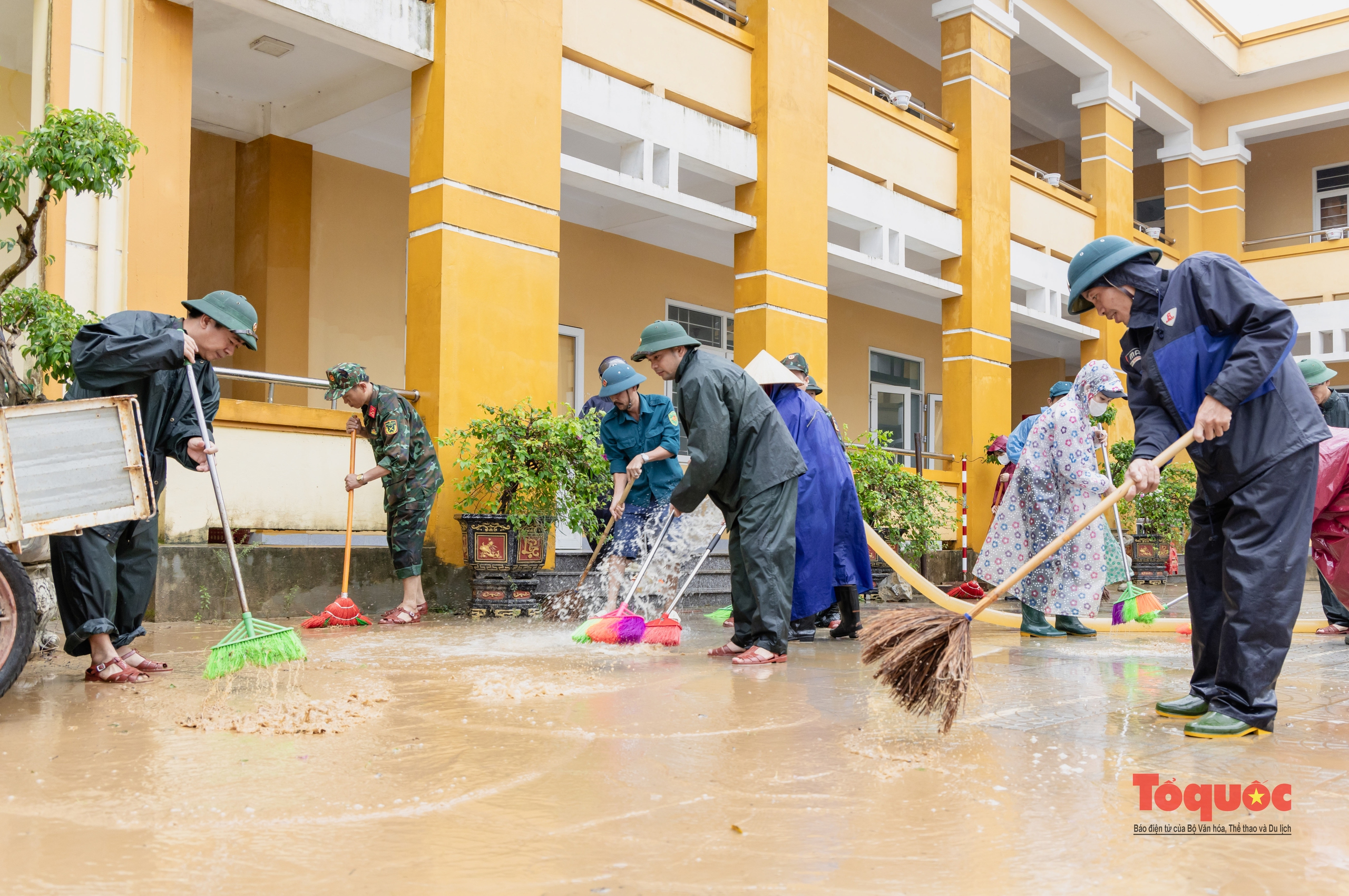 Quảng Bình: Trường học tổng lực dọn vệ sinh sau lũ - Ảnh 4.