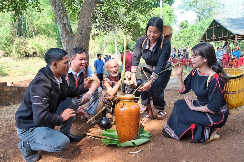 Gia Lai: Organizando um festival para promover a cultura tradicional de minorias étnicas no distrito de Dak Doa - Foto 1. Gia Lai: Tổ chức ngày hội quảng bá văn hóa truyền thống đồng bào các dân tộc huyện Đak Đoa - Ảnh 1.
