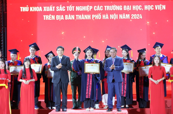 Hà Nội: Tuyên dương thủ khoa xuất sắc tốt nghiệp các trường đại học, học viện - Ảnh 2.