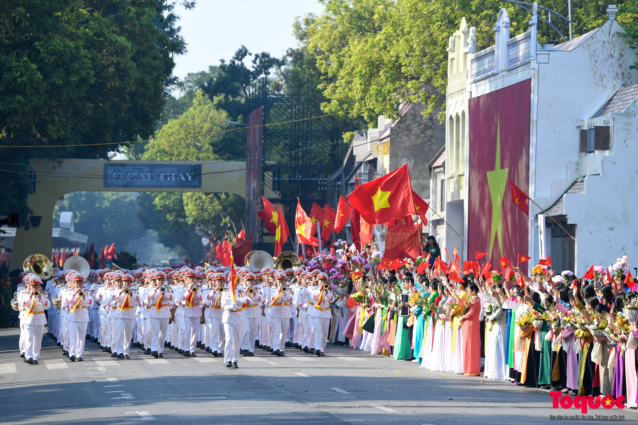 Hùng tráng “Ngày hội Văn hóa vì hòa bình” chào mừng kỷ niệm 70 năm Ngày Giải phóng Thủ đô - Ảnh 1.