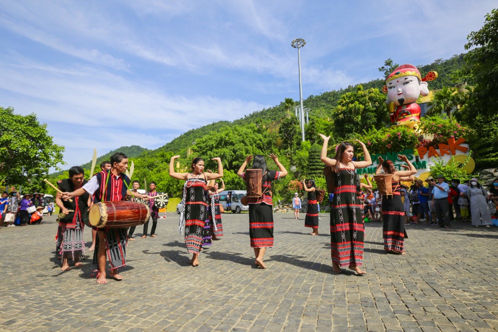 Phát triển du lịch gắn với bảo tồn văn hóa địa phương - Ảnh 1.