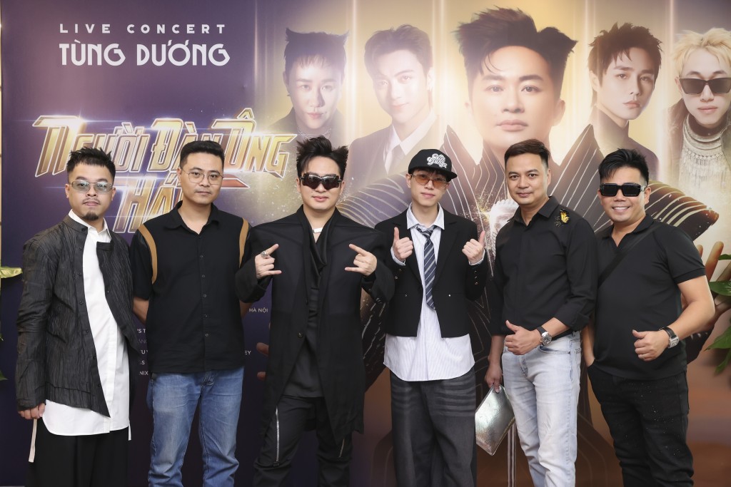 Zpěvák Tung Duong - Muž, který změnil svůj zpěv, aby byl blíž mladým lidem - Foto 2. Ca sĩ Tùng Dương- Người đàn ông hát thay đổi để gần gũi giới trẻ - Ảnh 2.