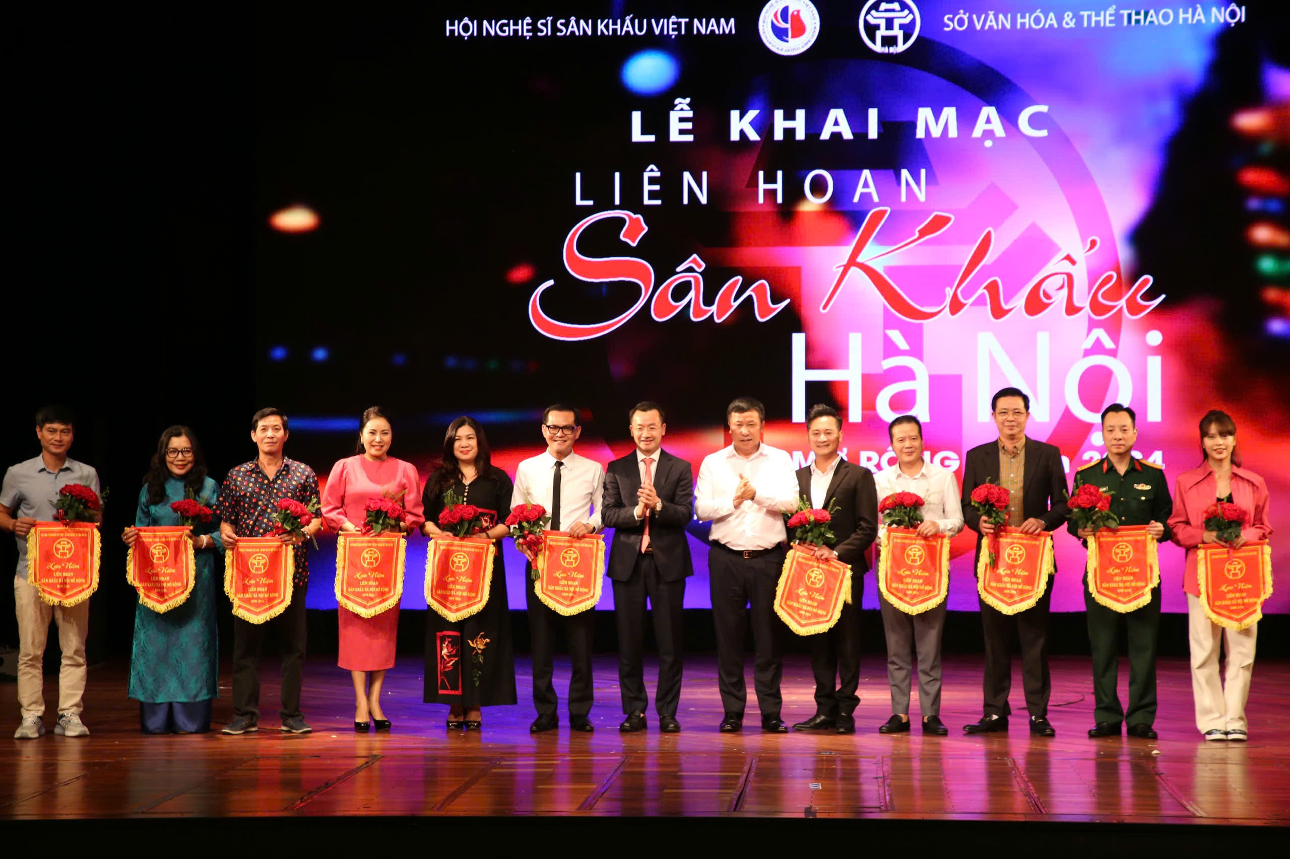 Otwarcie Festiwalu Teatru Otwartego w Hanoi 2024 – zdjęcie 2. Khai mạc Liên hoan Sân khấu Hà Nội mở rộng năm 2024 - Ảnh 2.