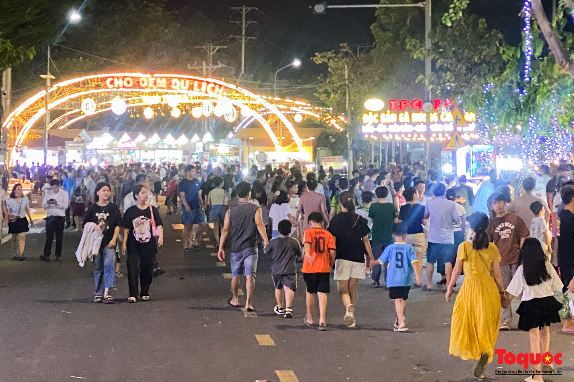 ນິງທ້ວນພັດທະນາເສດຖະກິດກາງຄືນເພື່ອຊຸກຍູ້ການພັດທະນາການທ່ອງທ່ຽວ - ພາບ 1. Ninh Thuận phát triển kinh tế ban đêm thúc đẩy phát triển du lịch - Ảnh 1.