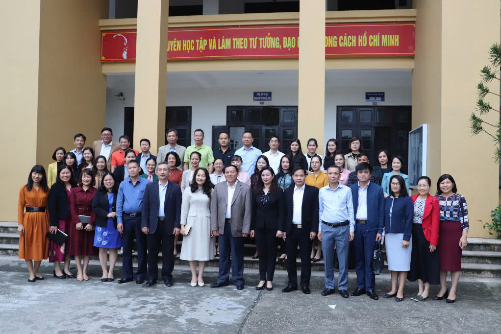Die Schule für Kultur-, Sport- und Tourismusmanagement erhielt die Arbeitsmedaille erster Klasse: Eine glorreiche Reise – Foto 1. Trường Cán bộ quản lý Văn hoá, Thể thao và Dư lịch đón nhận Huân chương Lao động hạng Nhất: Một chặng đường vẻ vang - Ảnh 1.
