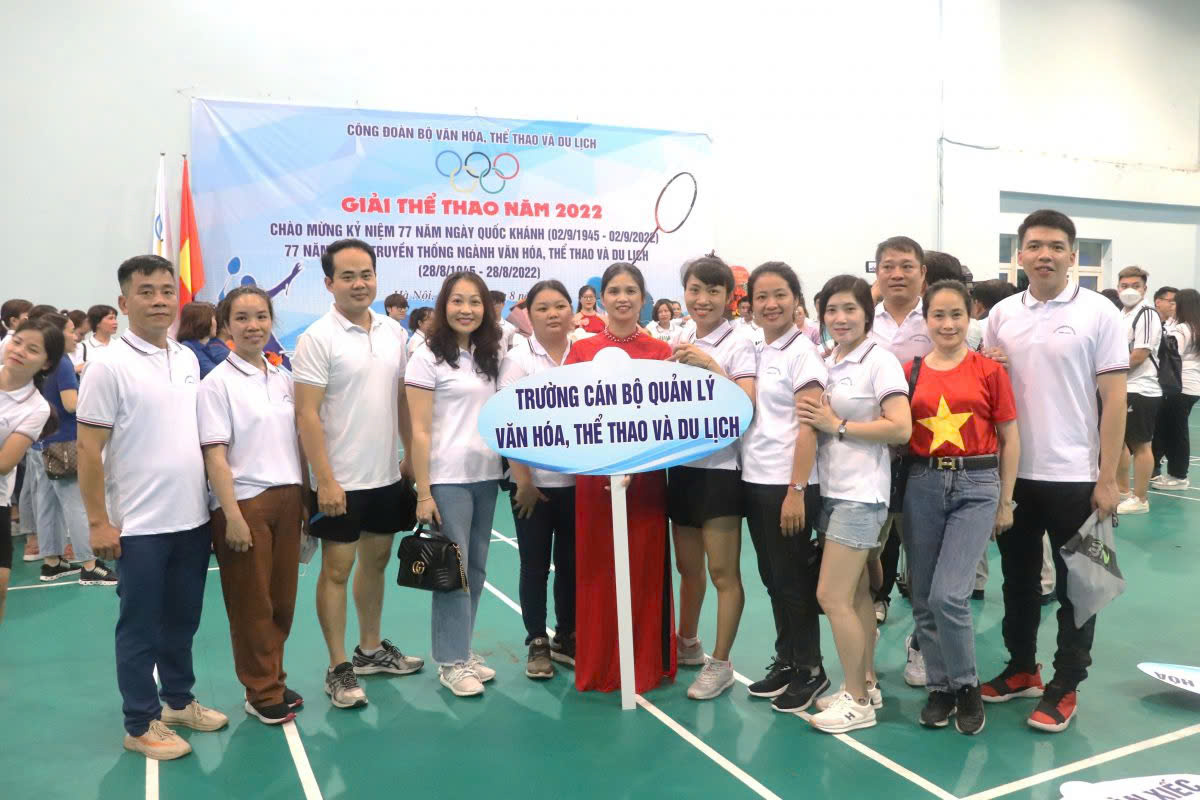 Die Schule für Kultur-, Sport- und Tourismusmanagement erhielt die Arbeitsmedaille erster Klasse: Eine glorreiche Reise – Foto 6. Trường Cán bộ quản lý Văn hoá, Thể thao và Dư lịch đón nhận Huân chương Lao động hạng Nhất: Một chặng đường vẻ vang - Ảnh 6.