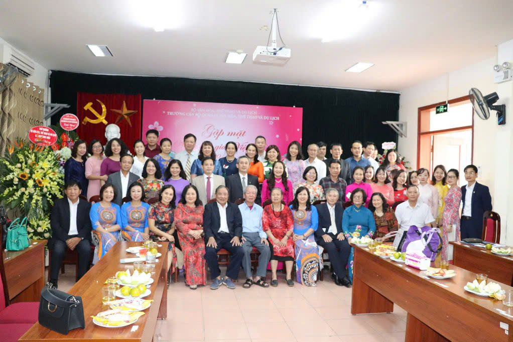 Die Schule für Kultur-, Sport- und Tourismusmanagement erhielt die Arbeitsmedaille erster Klasse: Eine glorreiche Reise – Foto 5. Trường Cán bộ quản lý Văn hoá, Thể thao và Dư lịch đón nhận Huân chương Lao động hạng Nhất: Một chặng đường vẻ vang - Ảnh 5.