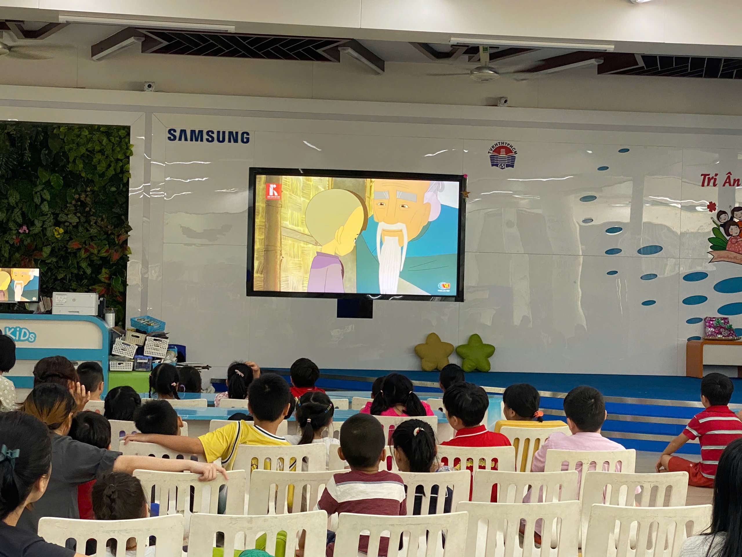 Parents and students were excited when watching the cartoon  Phụ huynh và học sinh hào hứng khi xem phim hoạt hình “Người thầy của muôn đời” - Ảnh 1.