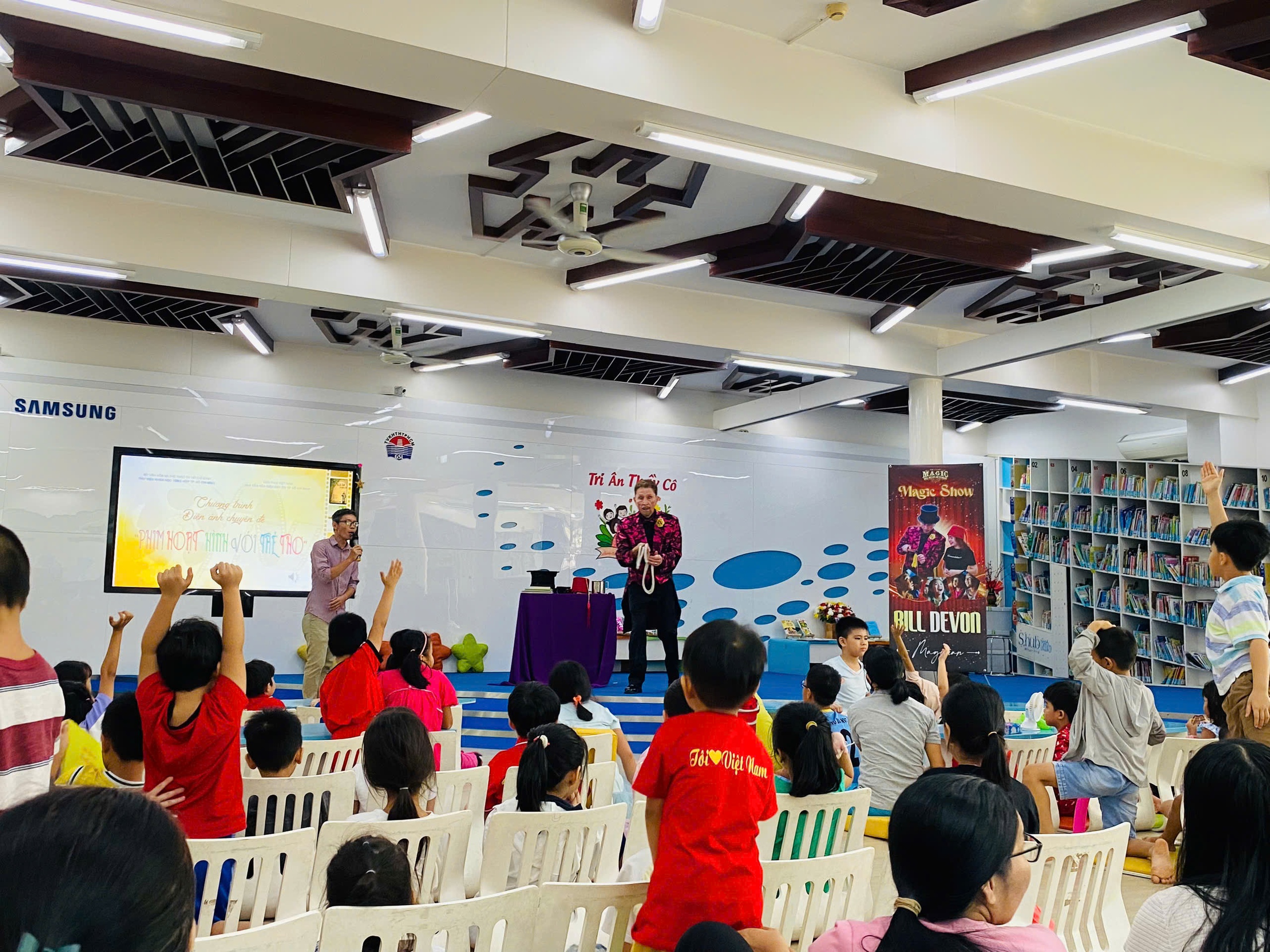 Parents and students were excited when watching the cartoon  Phụ huynh và học sinh hào hứng khi xem phim hoạt hình “Người thầy của muôn đời” - Ảnh 2.