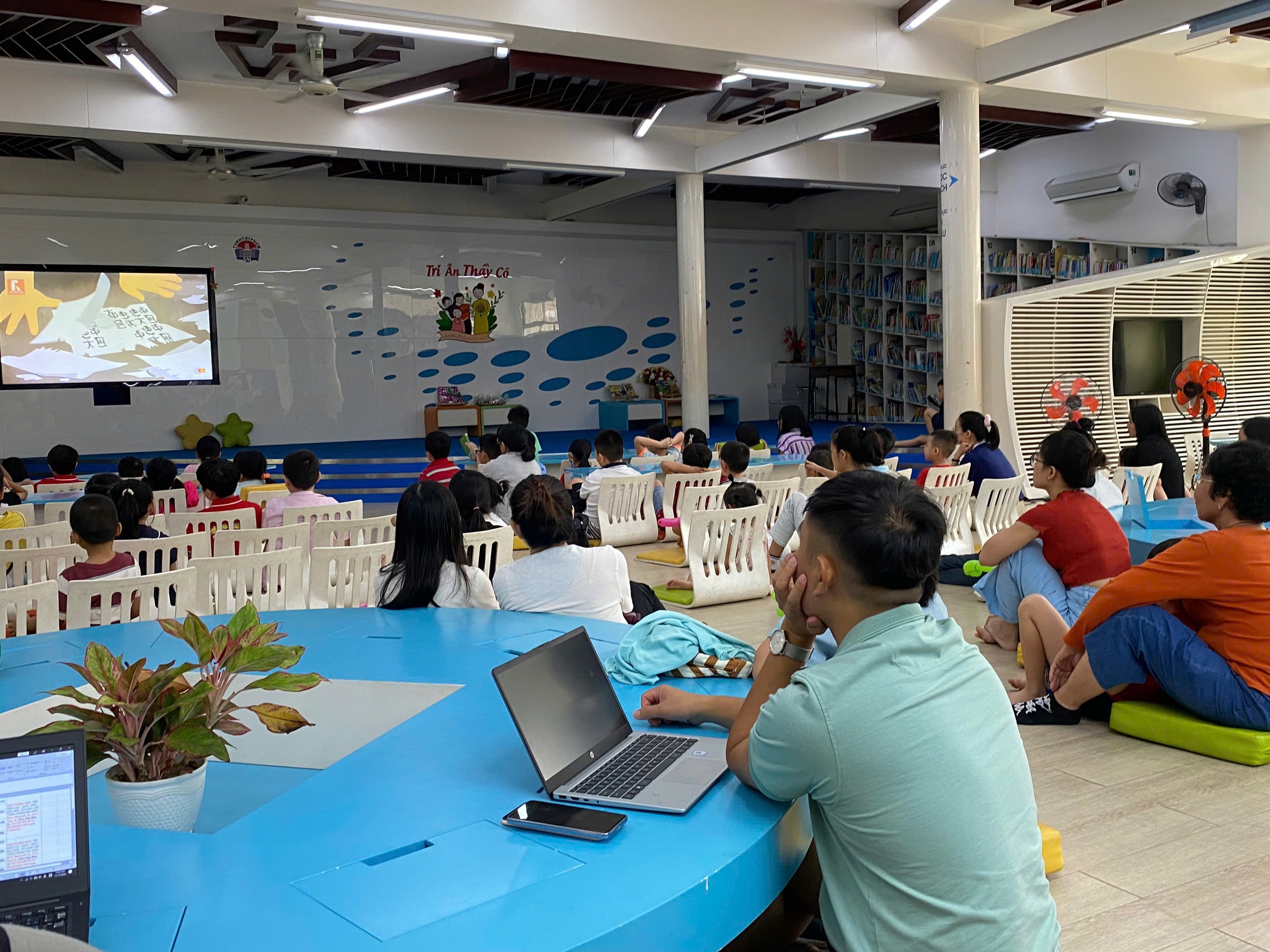 Parents and students are excited when watching the cartoon  Phụ huynh và học sinh hào hứng khi xem phim hoạt hình “Người thầy của muôn đời” - Ảnh 3.