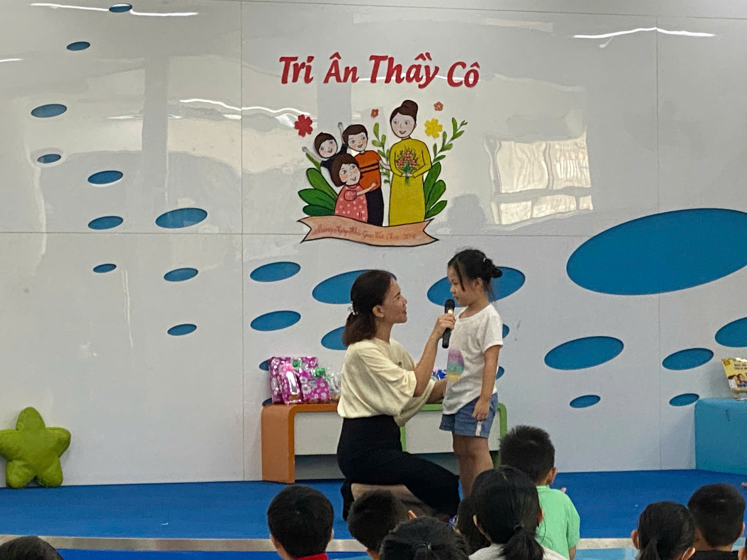 Parents and students are excited when watching the cartoon  Phụ huynh và học sinh hào hứng khi xem phim hoạt hình “Người thầy của muôn đời” - Ảnh 4.