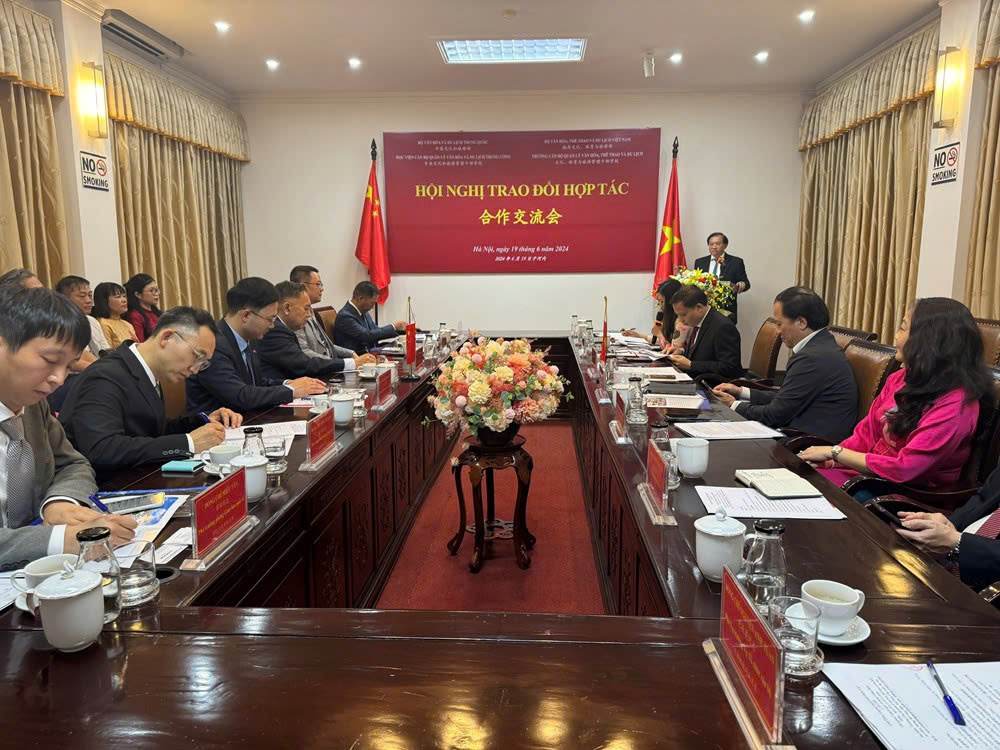 Die Schule für Kultur-, Sport- und Tourismusmanagement erhielt die Arbeitsmedaille erster Klasse: Eine glorreiche Reise – Foto 4. Trường Cán bộ quản lý Văn hoá, Thể thao và Dư lịch đón nhận Huân chương Lao động hạng Nhất: Một chặng đường vẻ vang - Ảnh 4.