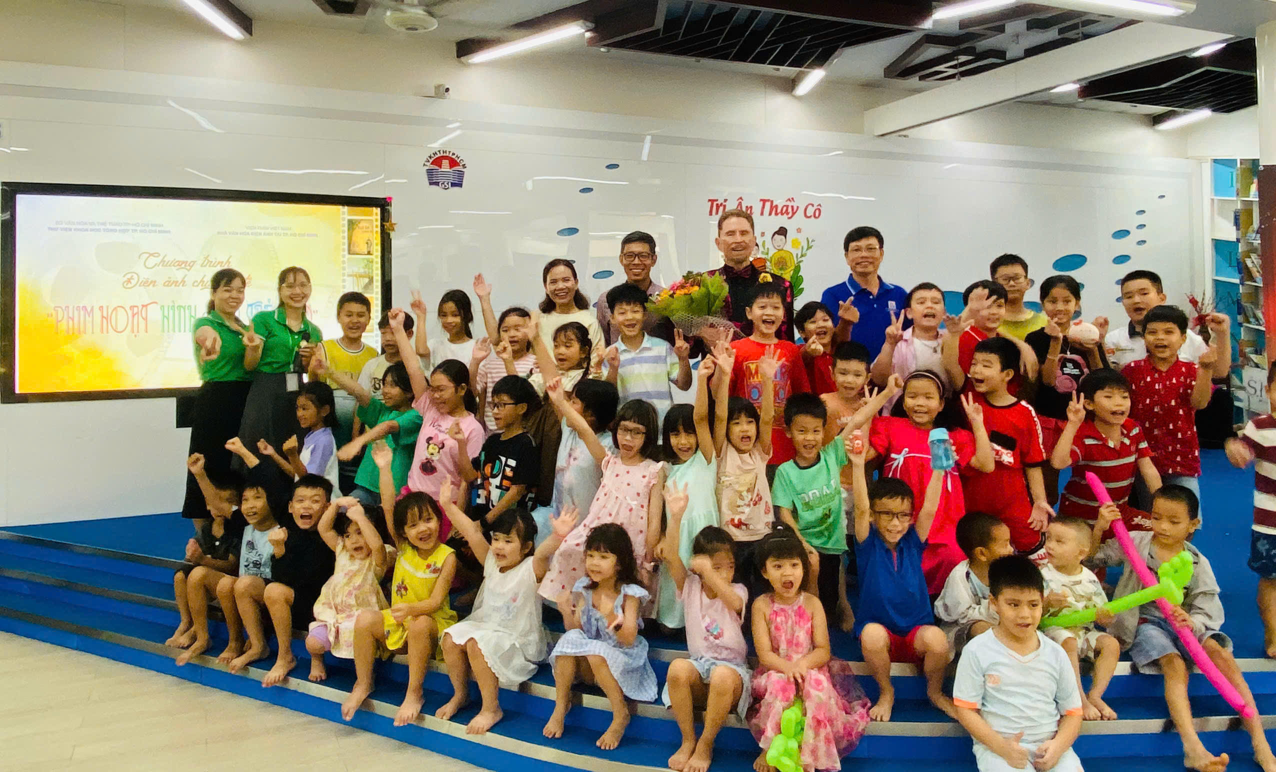 Parents and students are excited when watching the cartoon  Phụ huynh và học sinh hào hứng khi xem phim hoạt hình “Người thầy của muôn đời” - Ảnh 5.