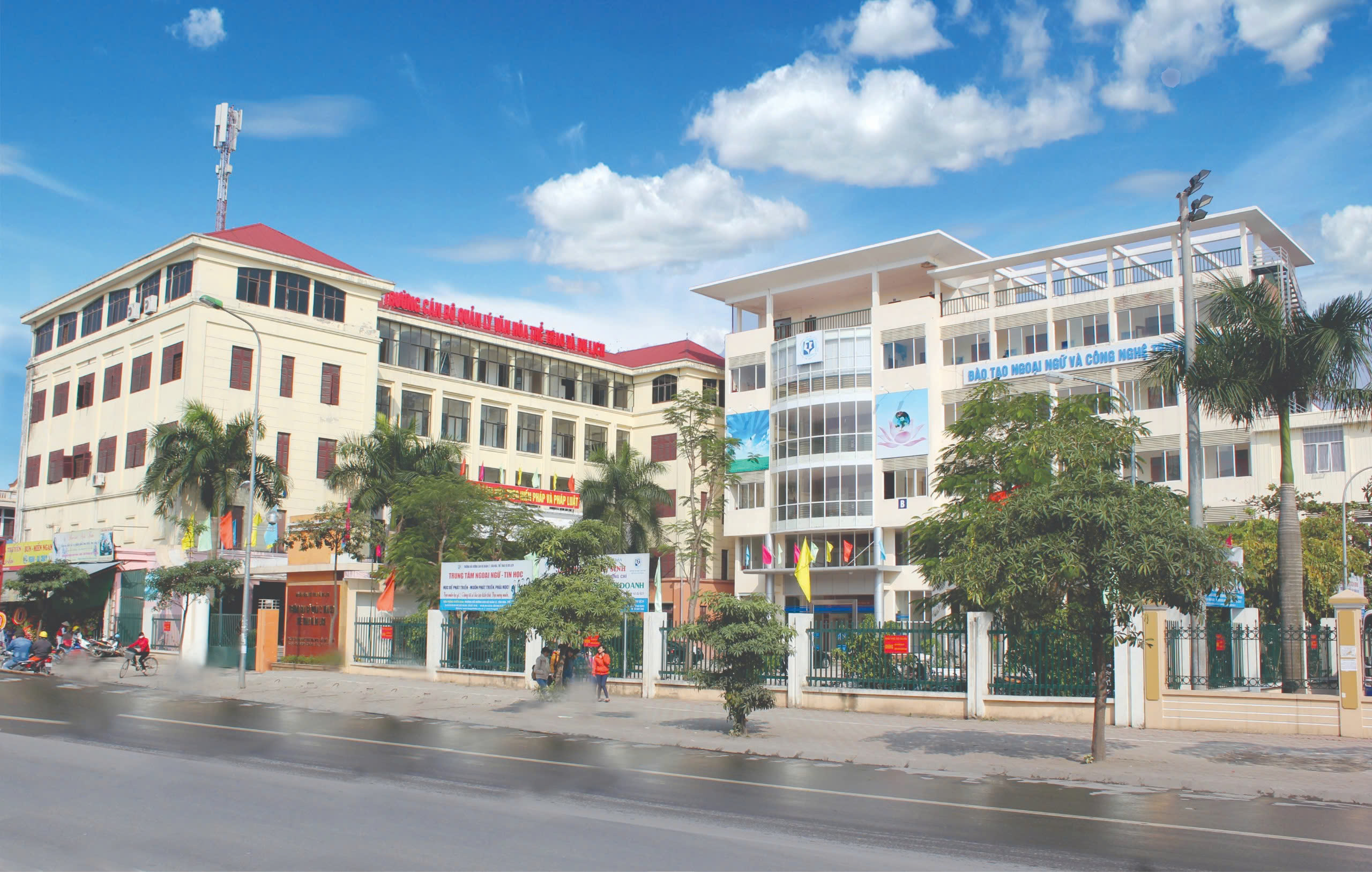 Die Schule für Kultur-, Sport- und Tourismusmanagement erhielt die Arbeitsmedaille erster Klasse: Eine glorreiche Reise – Foto 3. Trường Cán bộ quản lý Văn hoá, Thể thao và Dư lịch đón nhận Huân chương Lao động hạng Nhất: Một chặng đường vẻ vang - Ảnh 3.