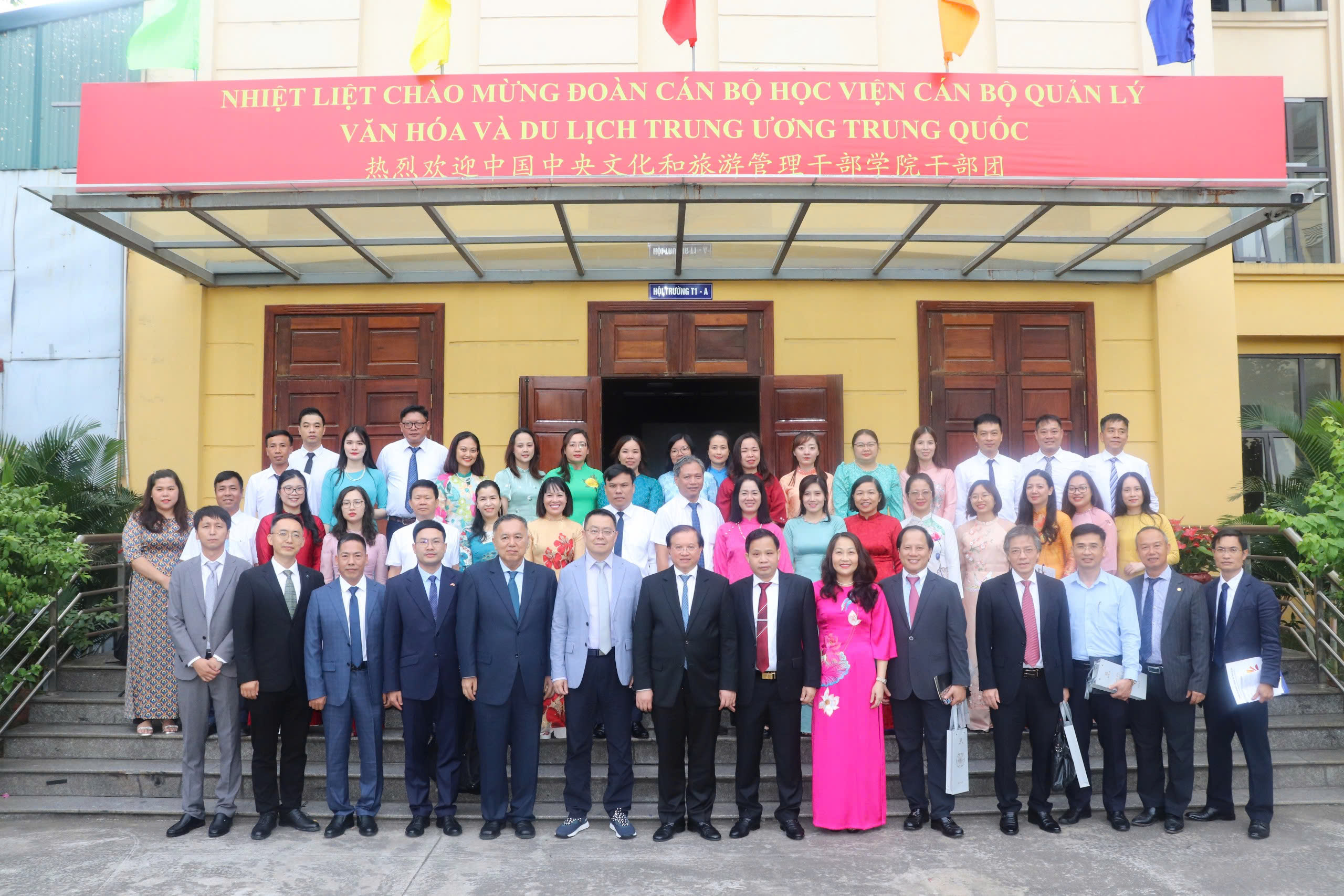 Die Schule für Kultur-, Sport- und Tourismusmanagement erhielt die First Class Labor Medal: Eine glorreiche Reise – Foto 2. Trường Cán bộ quản lý Văn hoá, Thể thao và Dư lịch đón nhận Huân chương Lao động hạng Nhất: Một chặng đường vẻ vang - Ảnh 2.