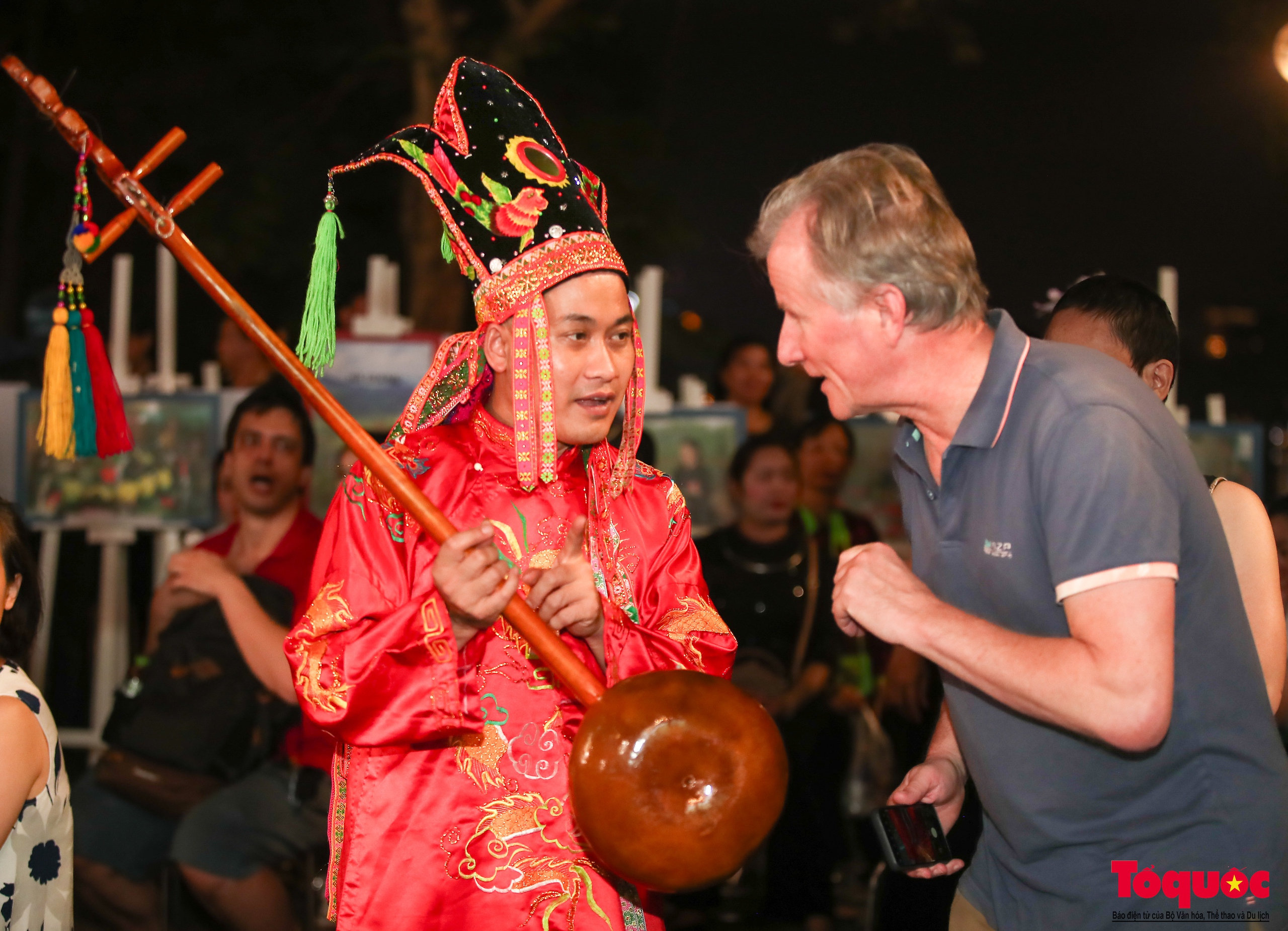 Du khách nước ngoài thích thú nghe hát then, đàn tính tại không gian phố đi bộ Hồ Hoàn Kiếm - Ảnh 16.