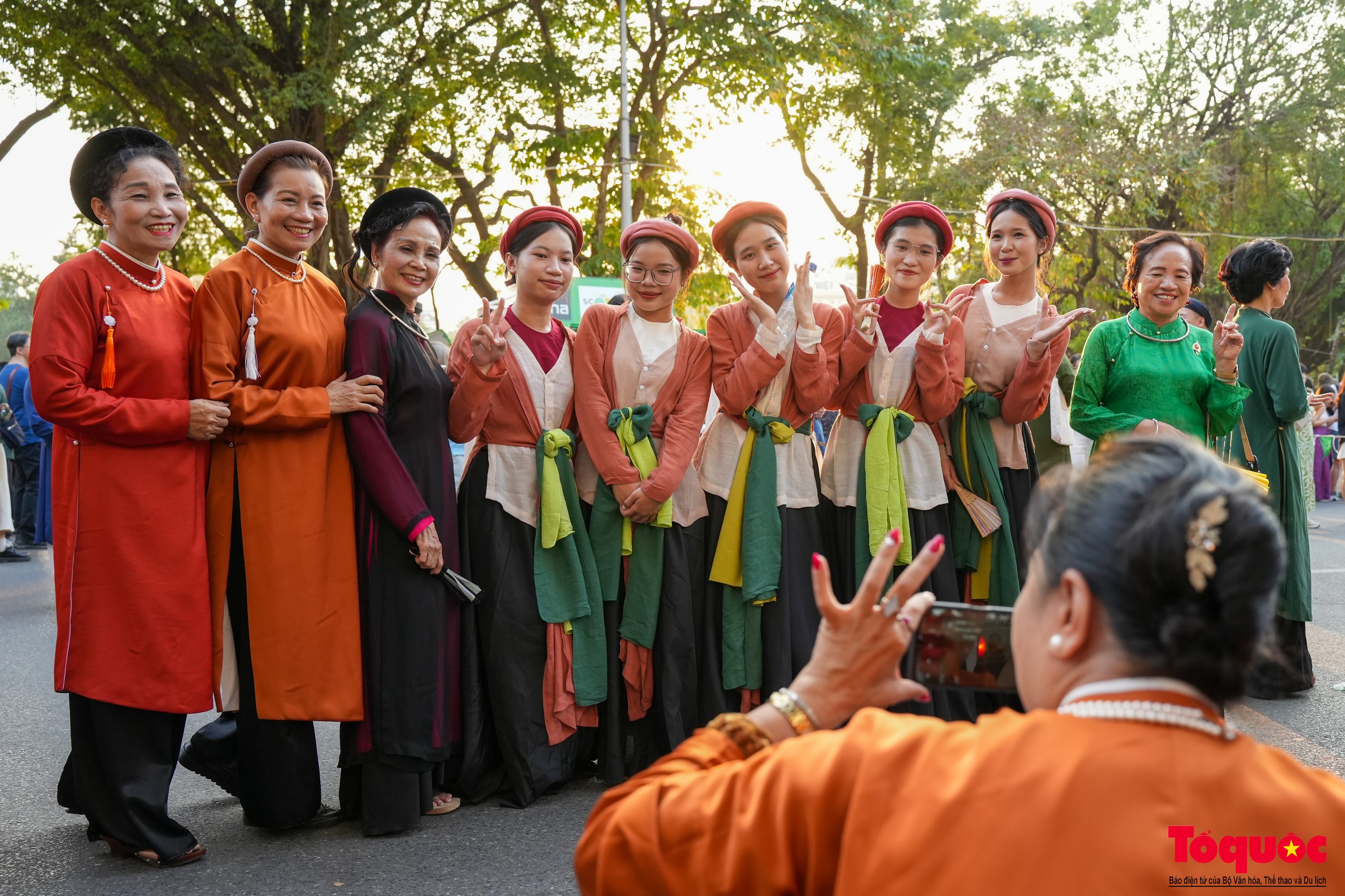 Hàng trăm người diễu hành quảng bá nét đẹp cổ phục Việt - Ảnh 13.