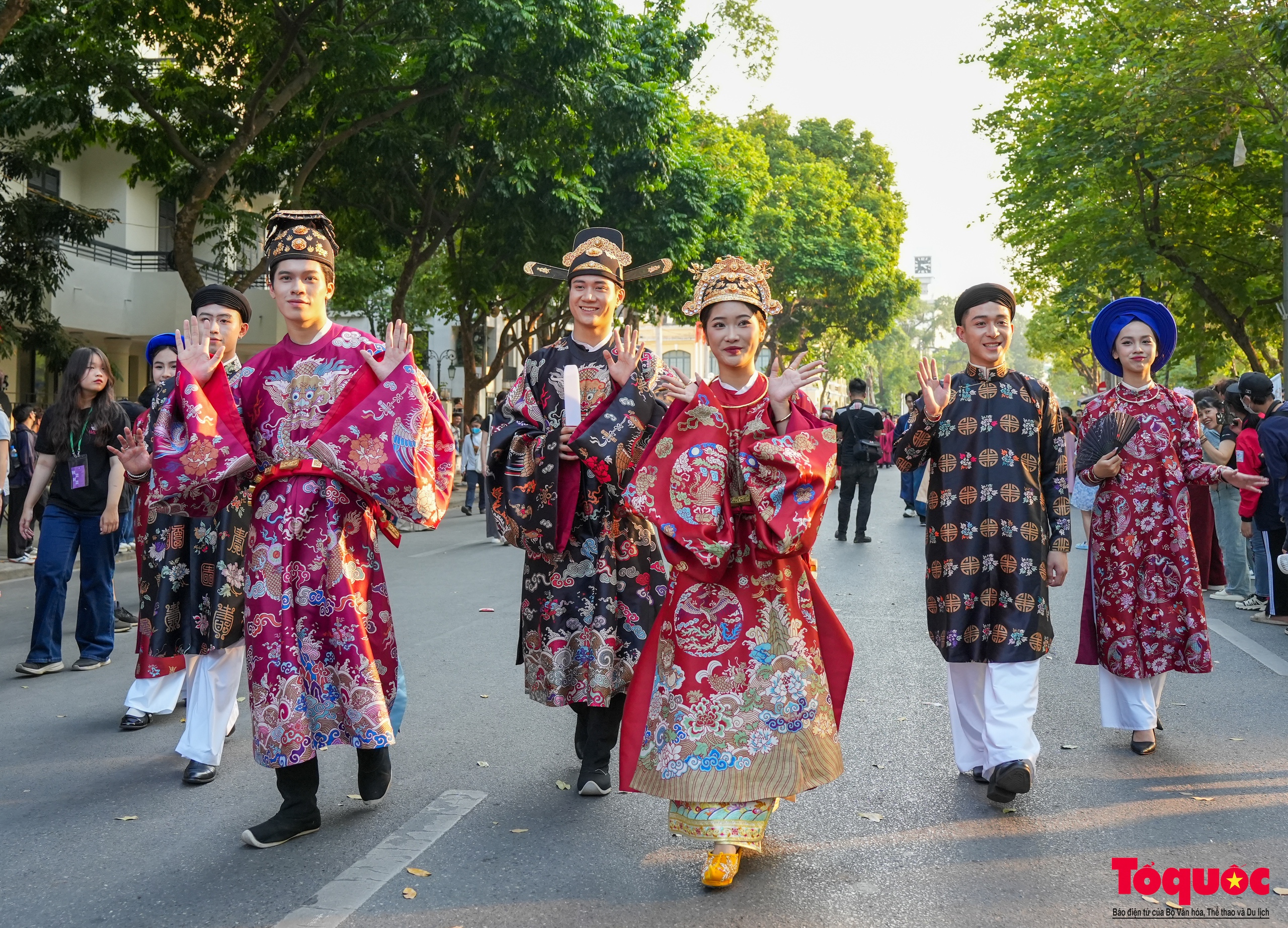 Hàng trăm người diễu hành quảng bá nét đẹp cổ phục Việt - Ảnh 7.