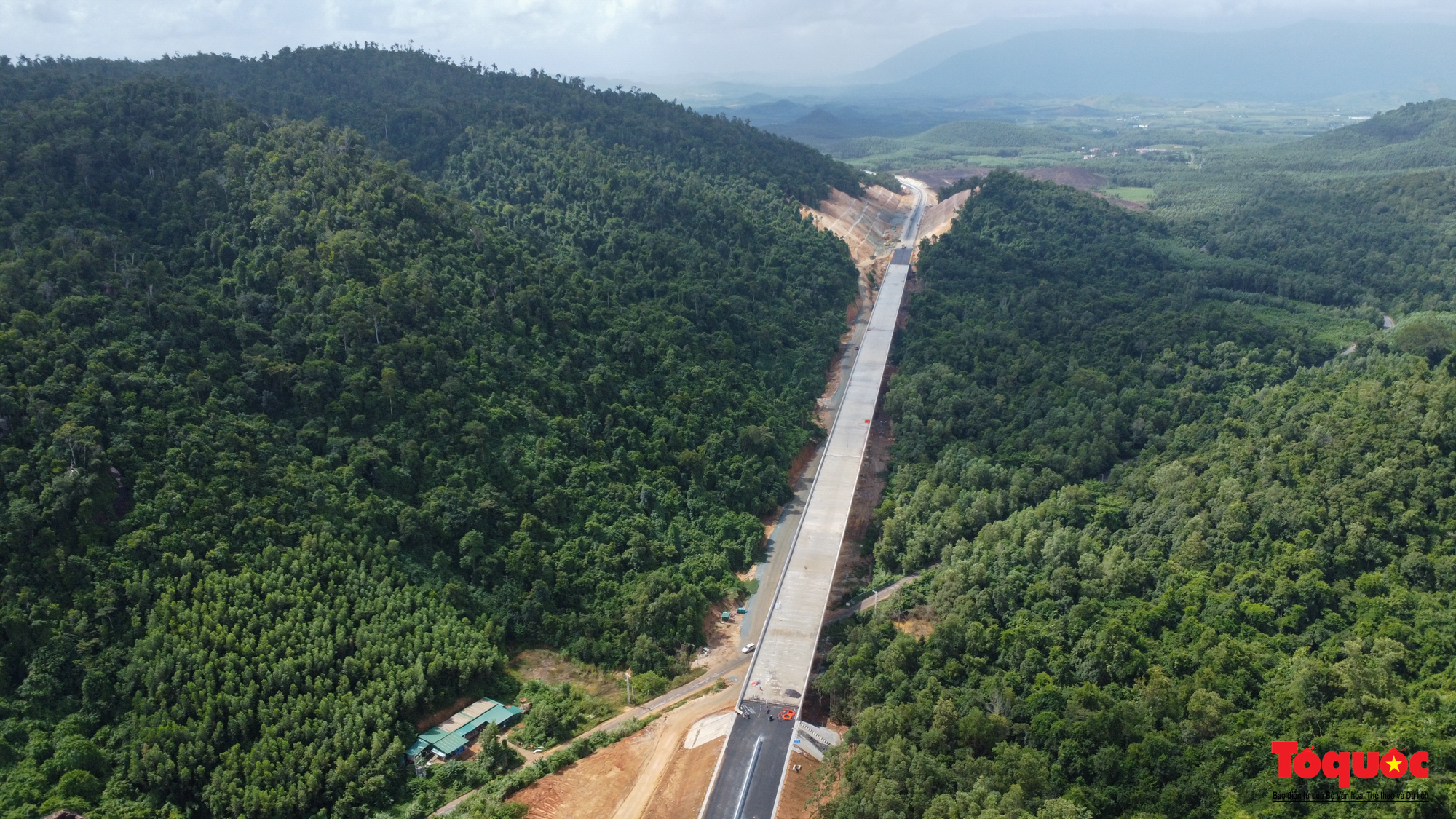 Cầu lớn nhất cao tốc Vân Phong - Nha Trang sau 16 tháng thi công - Ảnh 2.