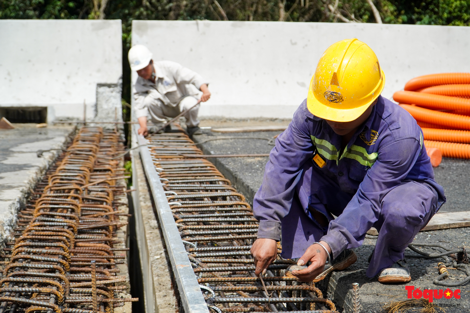 Cầu lớn nhất cao tốc Vân Phong - Nha Trang sau 16 tháng thi công - Ảnh 4.